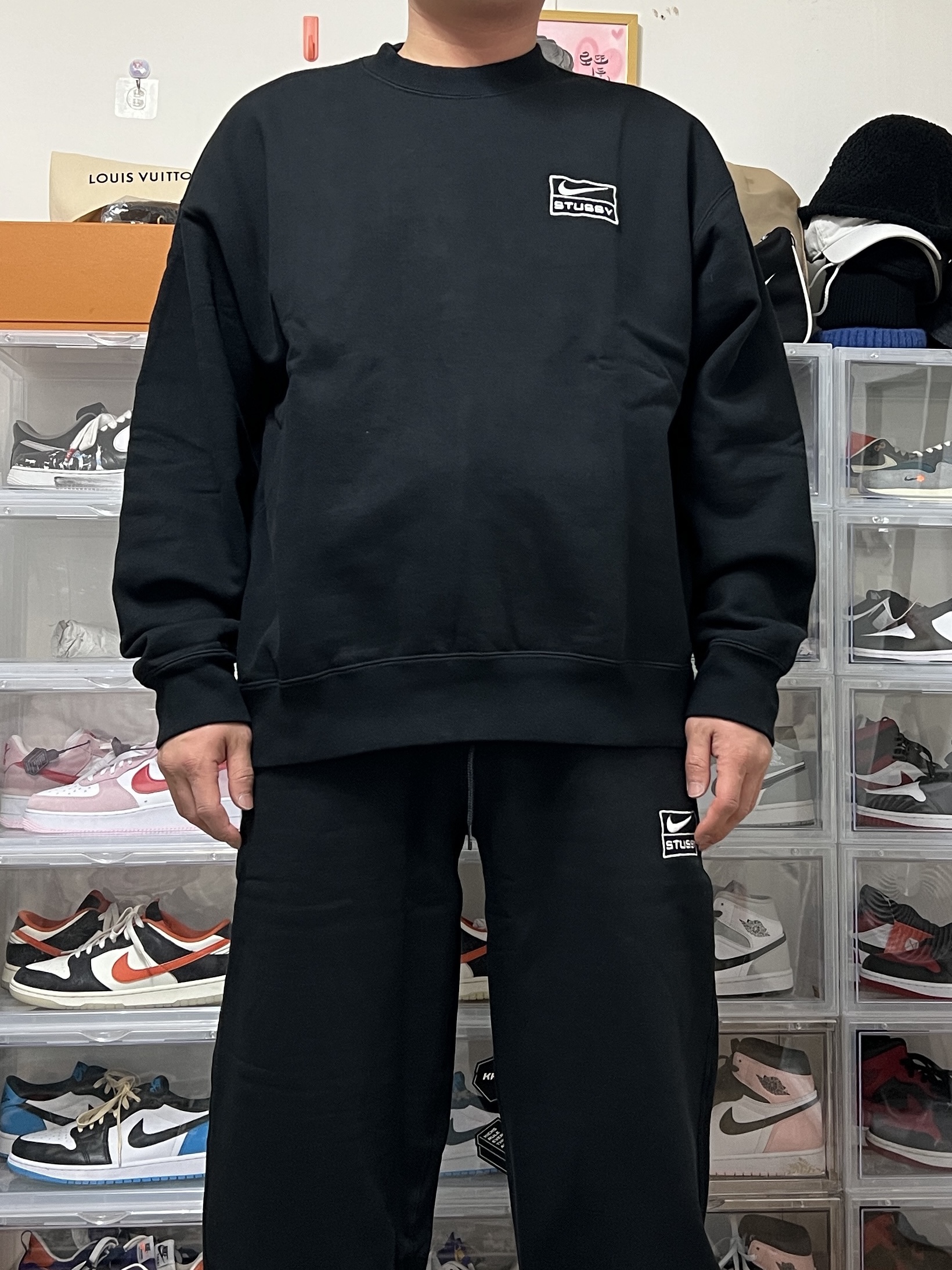 Nike x Stussy NRG Washed Fleece Crewneck Black (DO5310-010), Nike x Stussy NRG Washed Fleece Pants Black (DO5296-010) 착용 스타일 - 3