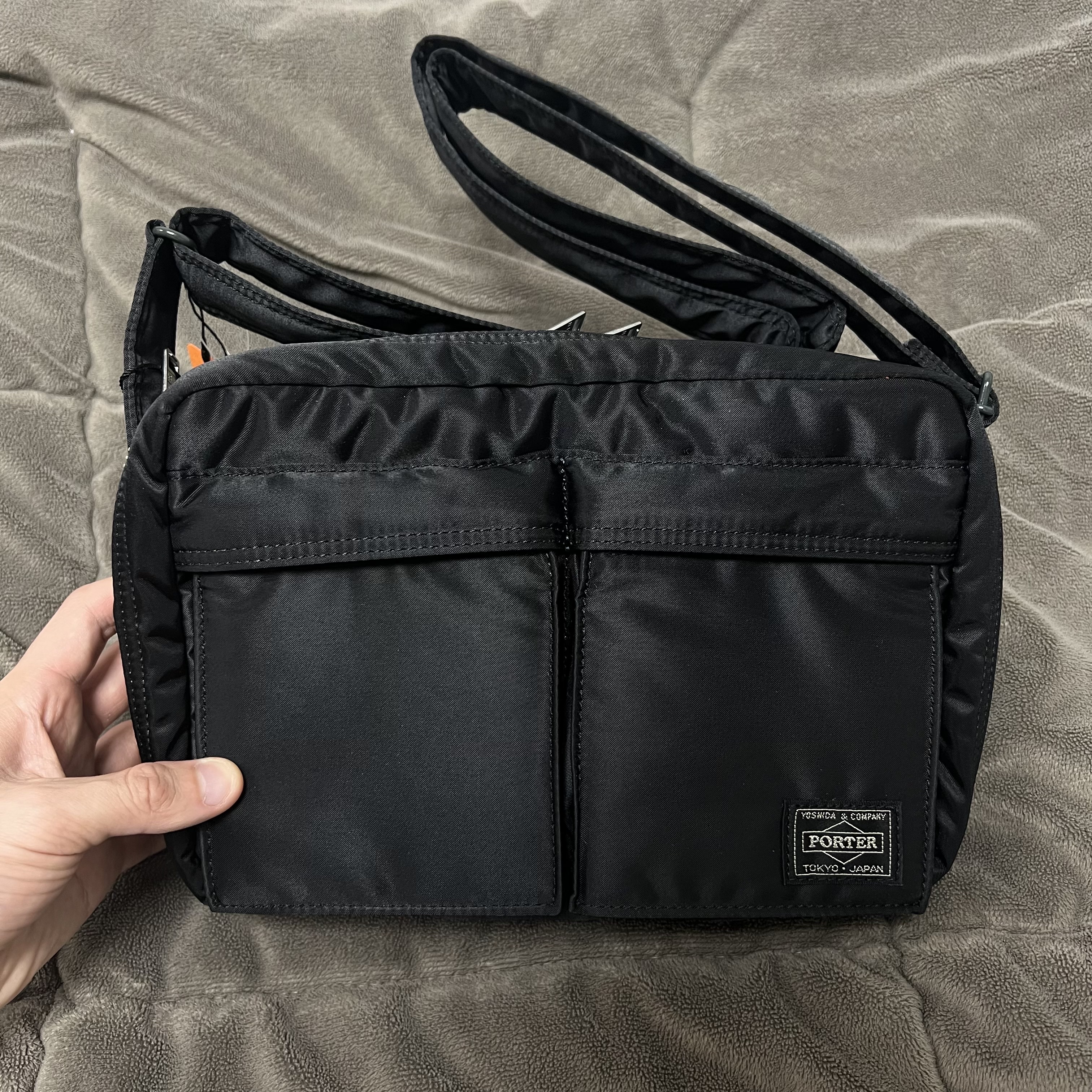 Porter Tanker Shoulder Bag S Black 착용 스타일