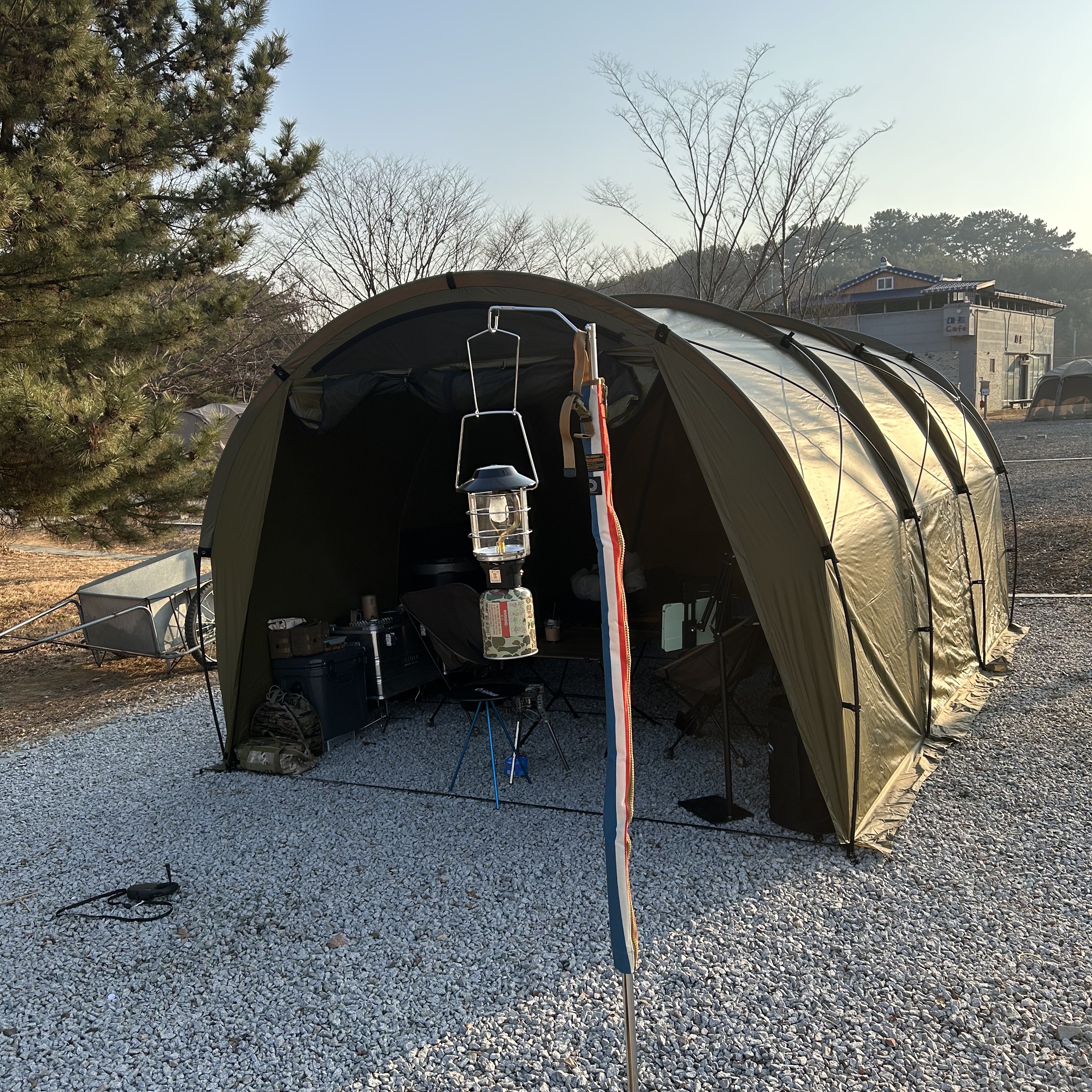 Helinox Tactical Field Tunnel 4.35 Coyote Tan 착용 스타일
