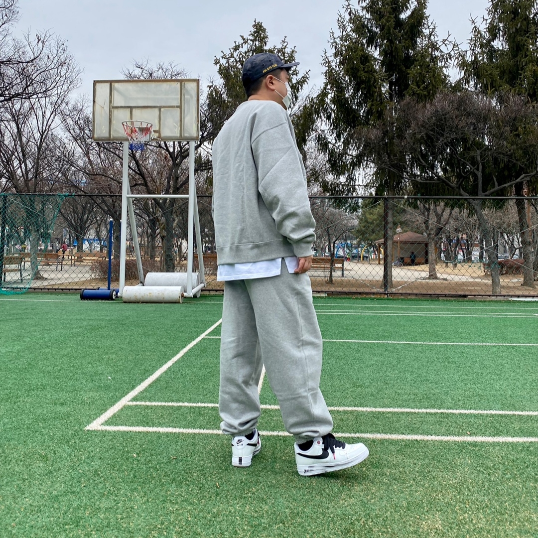 Nike x Stussy NRG Fleece Crewneck Dark Grey Heather (DO9337-063), Nike x Stussy NRG Fleece Pants Dark Grey Heather (DO9340-063) 착용 스타일 - 3