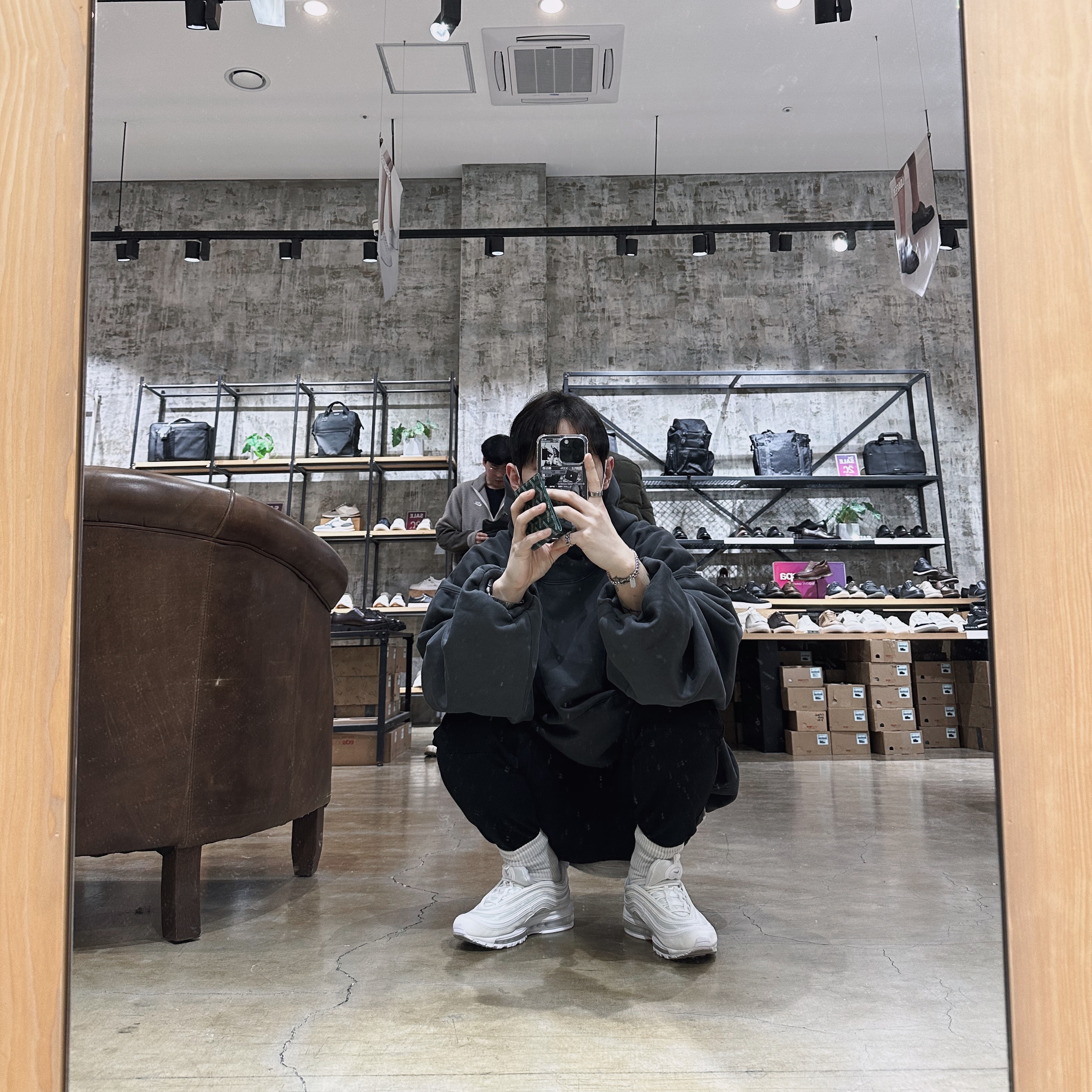 Yeezy Gap Engineered By Balenciaga Dove Hoodie Black 착용 스타일