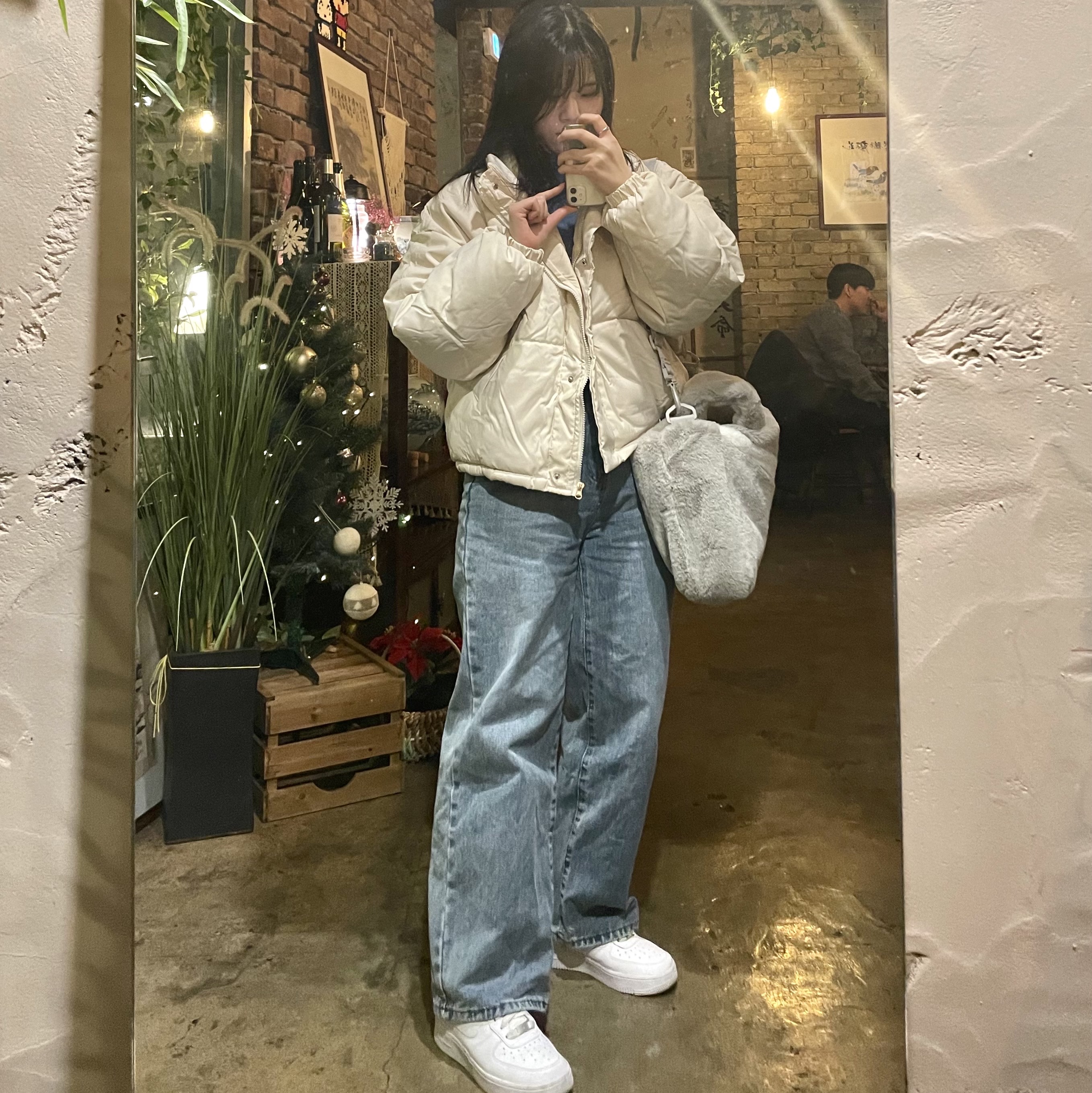 Nike Air Force 1 '07 Low White, Nike NSW Faux Fur Tote Bag Light Iron Ore 착용 스타일