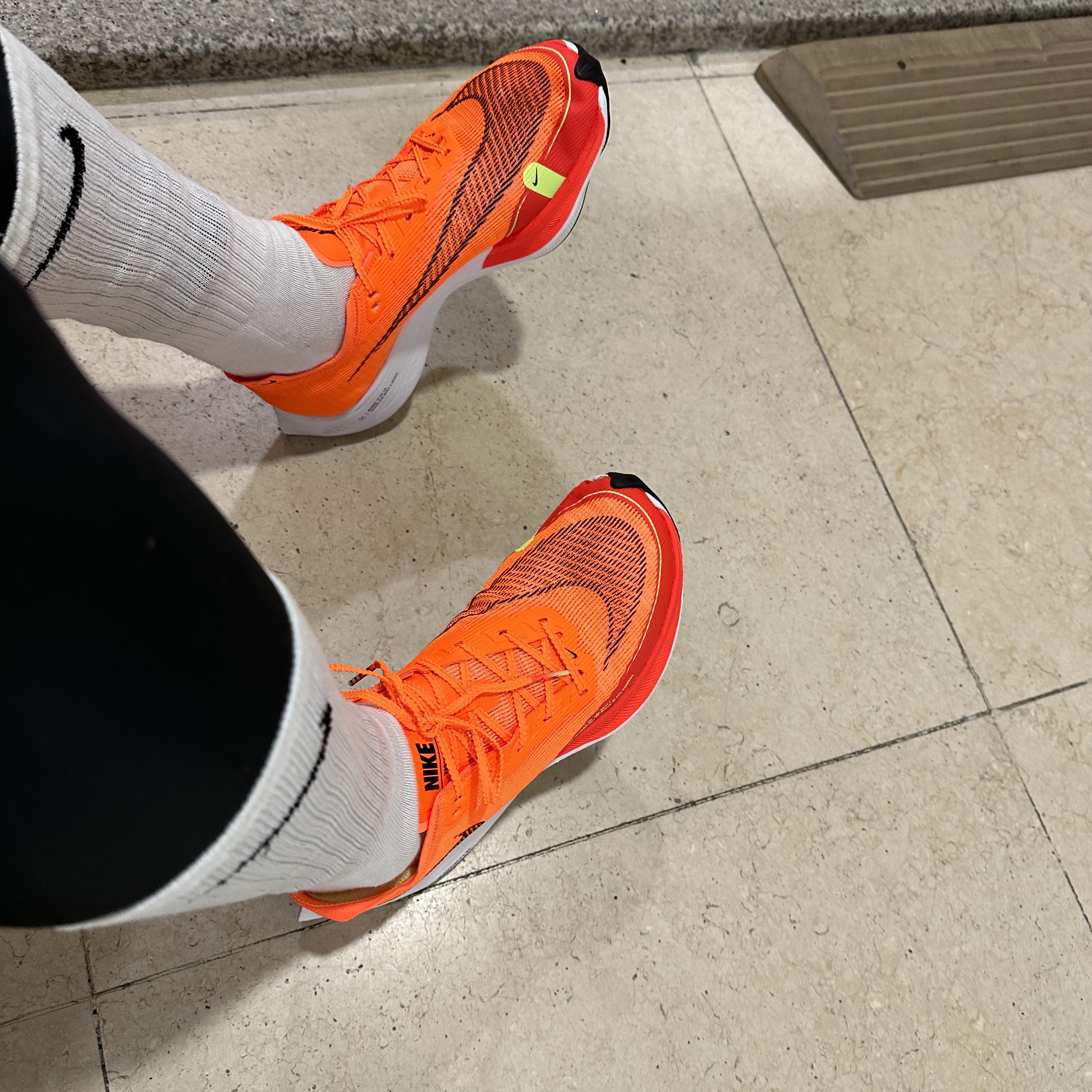 Nike ZoomX Vaporfly Next% 2 Total Orange 착용 스타일 - 3