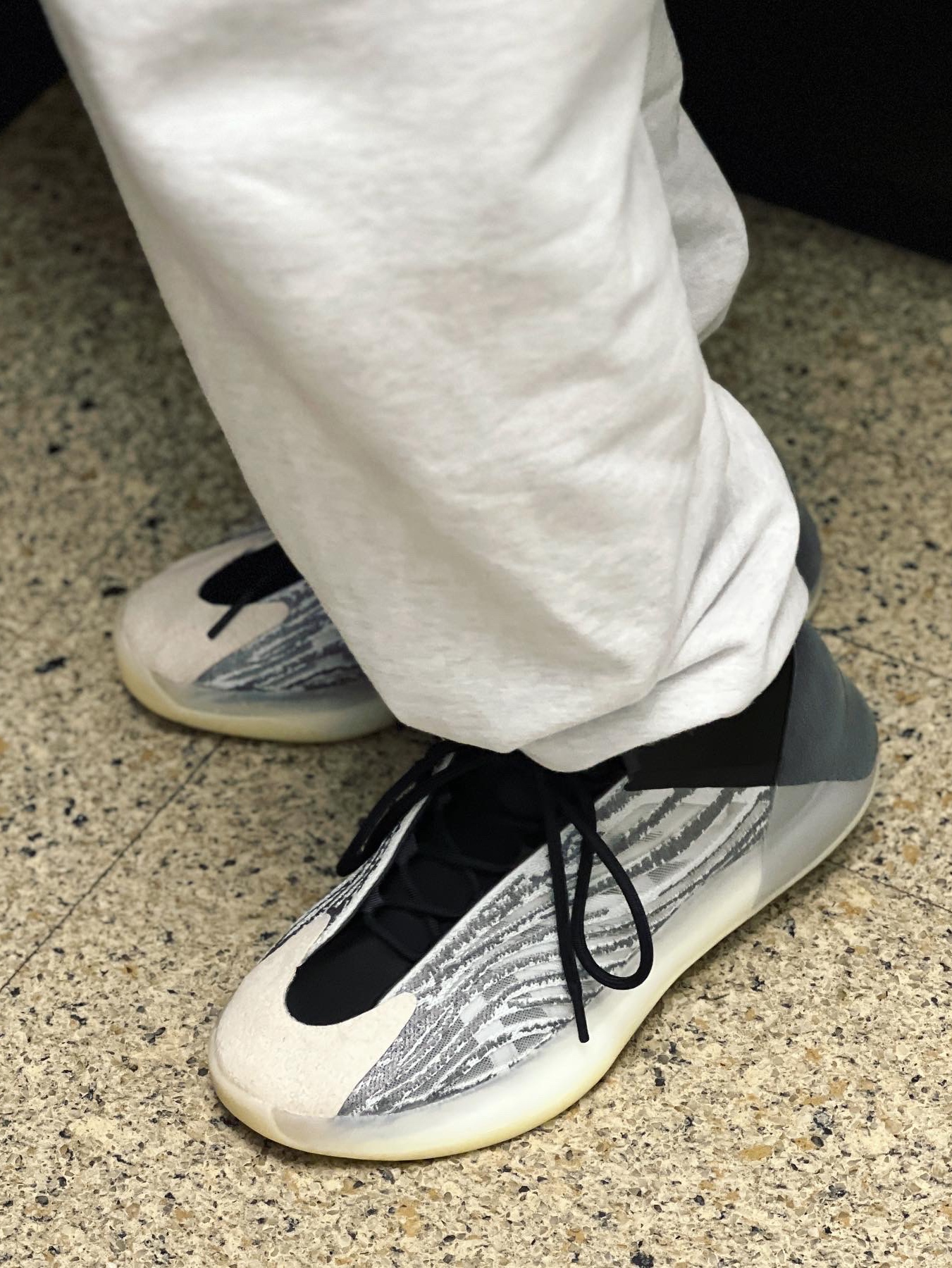 Adidas Yeezy QNTM Lifestyle 착용 스타일 - 2