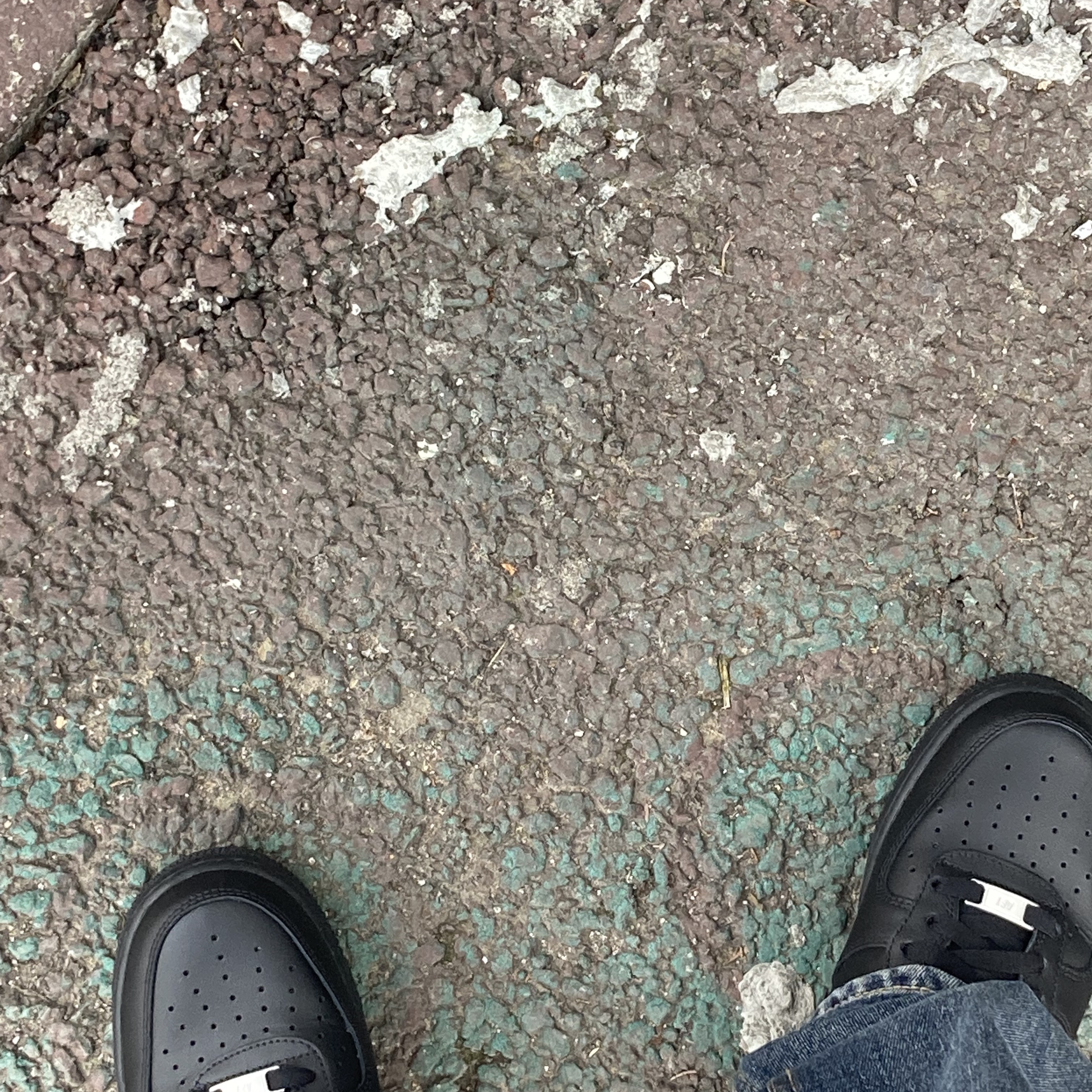 Nike Air Force 1 '07 Low Triple Black 착용 스타일