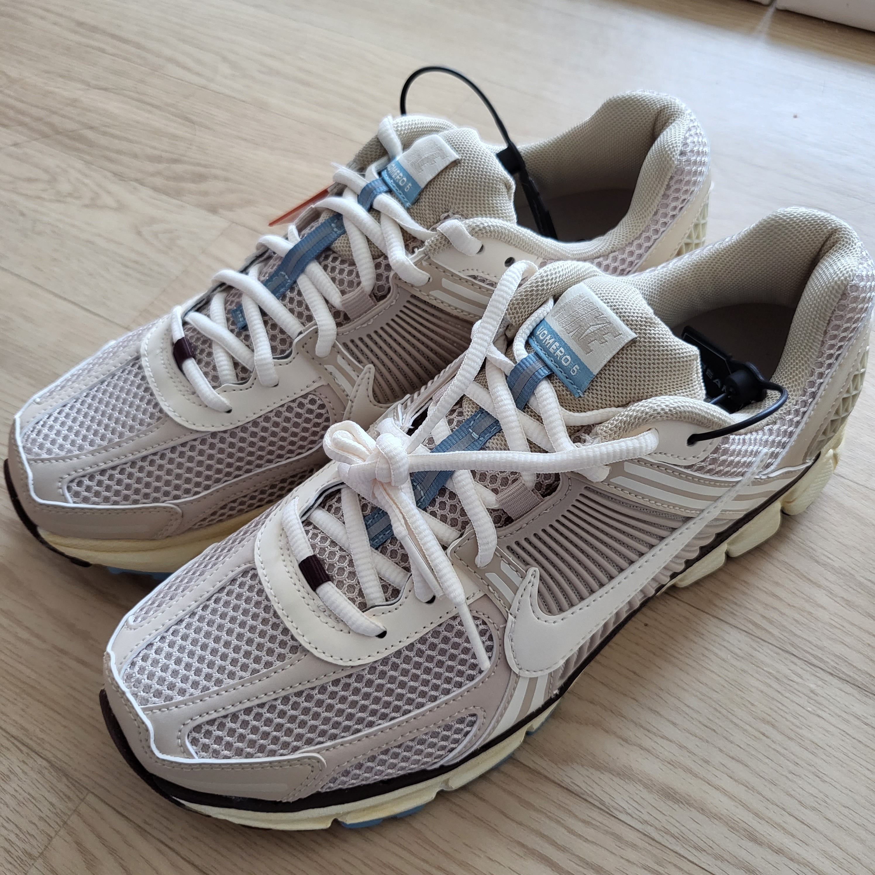 (W) Nike Zoom Vomero 5 Oatmeal 착용 스타일