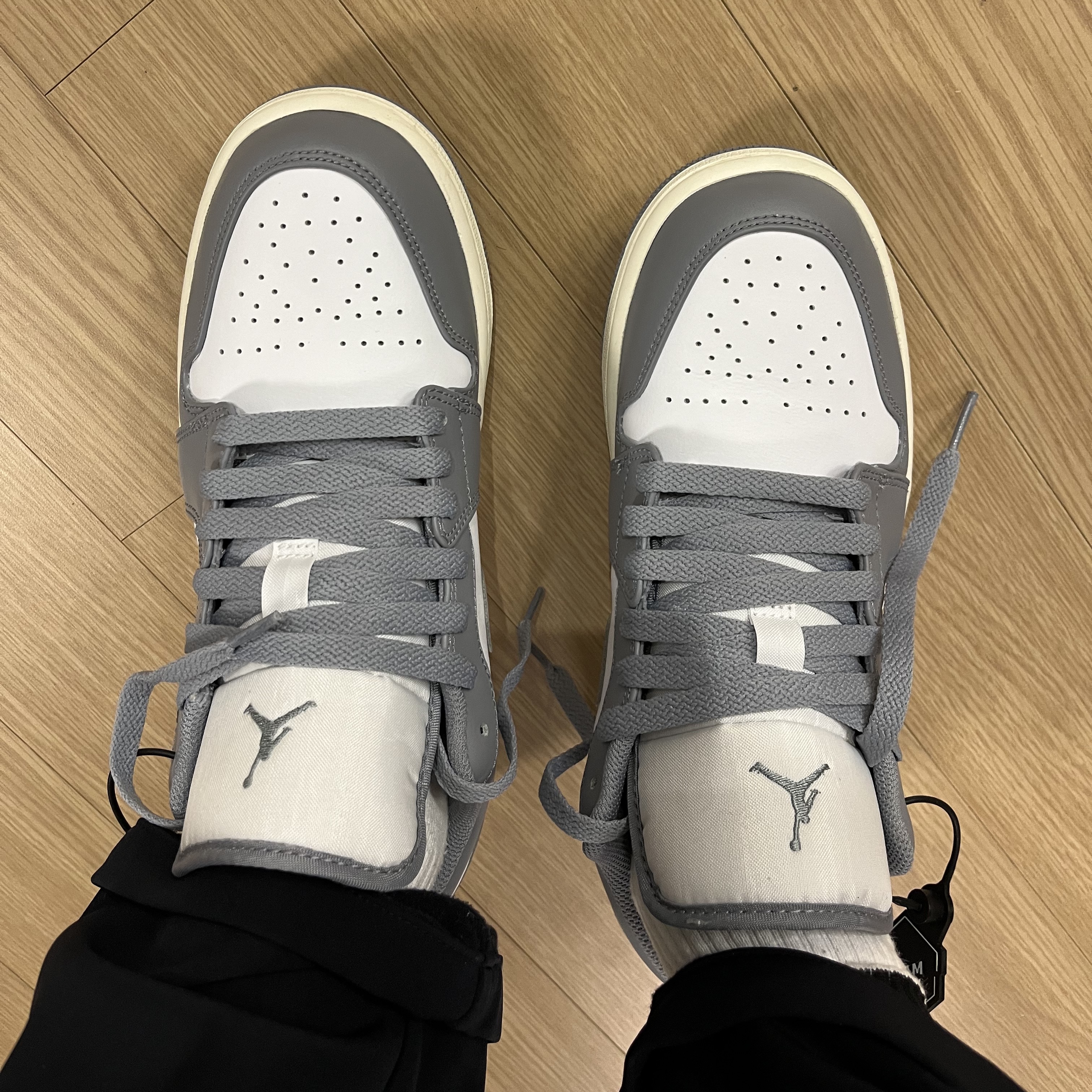 Jordan 1 Low Stealth and White 착용 스타일 - 1