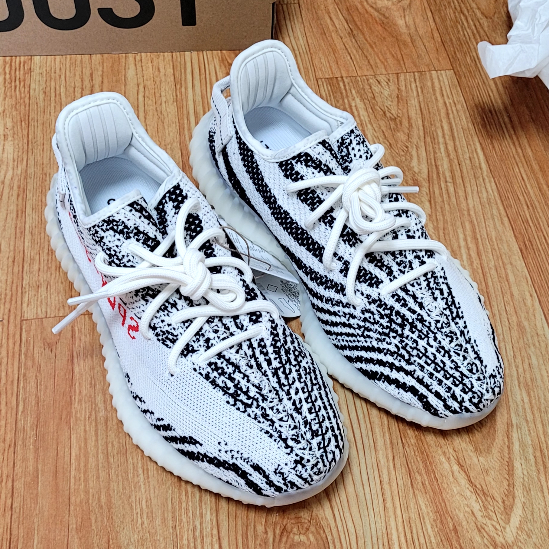 Adidas Yeezy Boost 350 V2 Zebra 2022/2023 착용 스타일 - 2