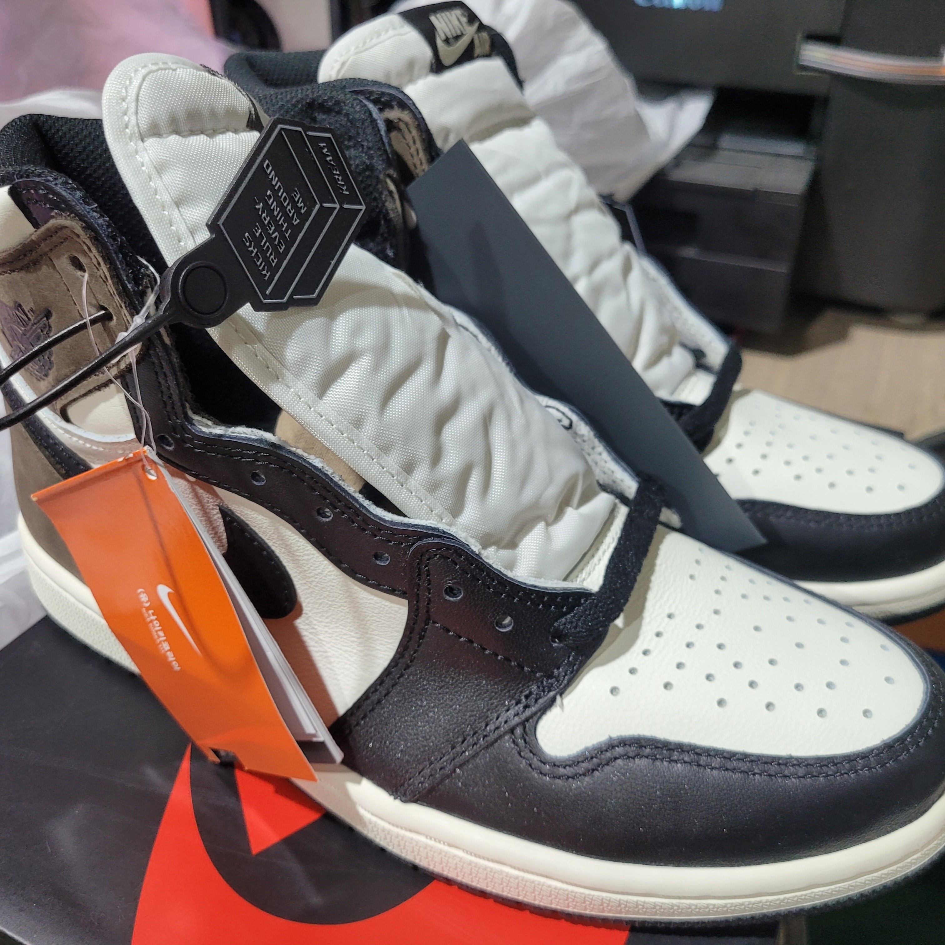 Jordan 1 Retro High OG Black Mocha 착용 스타일 - 2