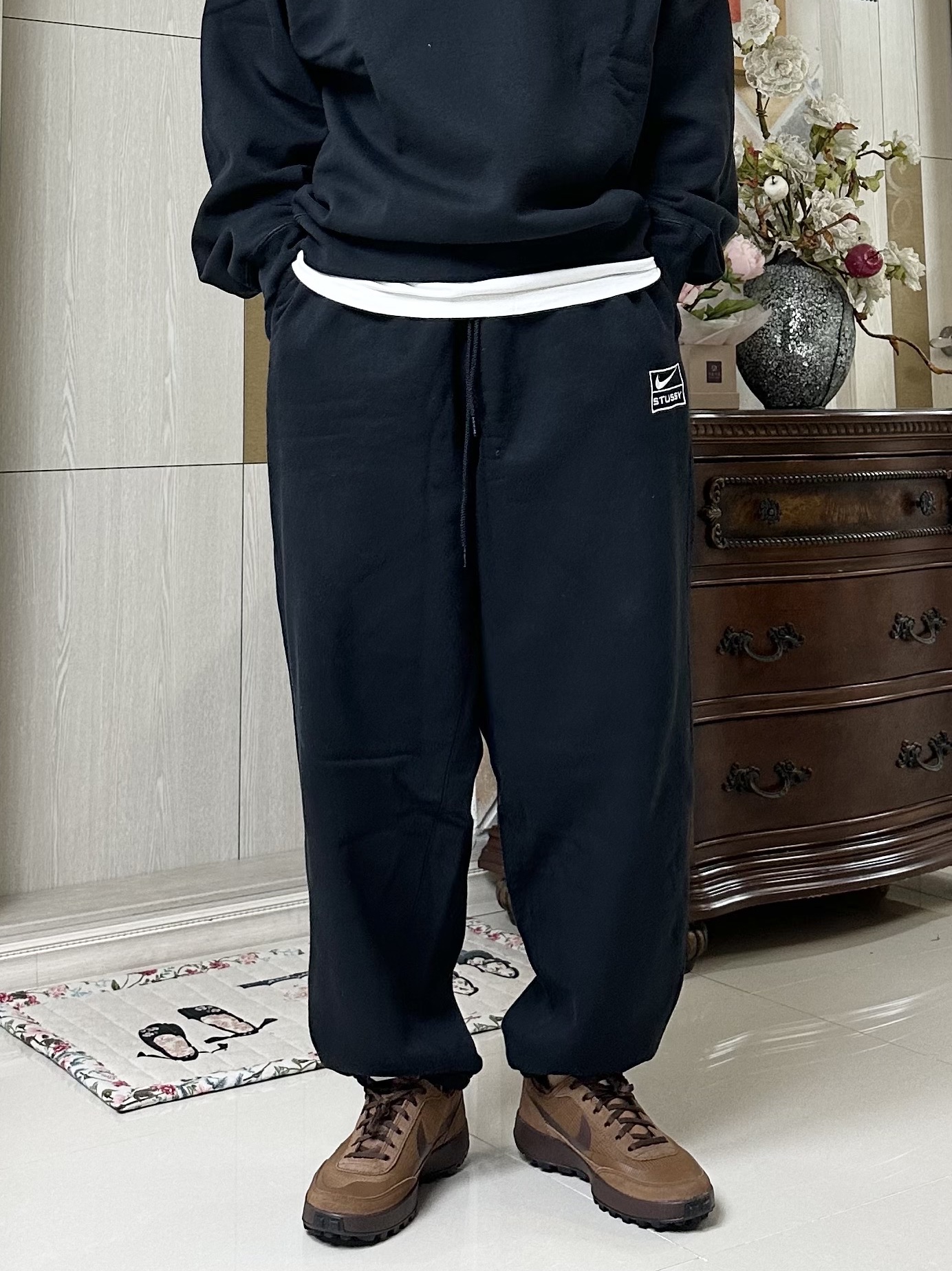 Nike x Stussy NRG Washed Fleece Pants Black (DO5296-010), Nike x Tom Sachs General Purpose Shoe Brown 착용 스타일 - 2