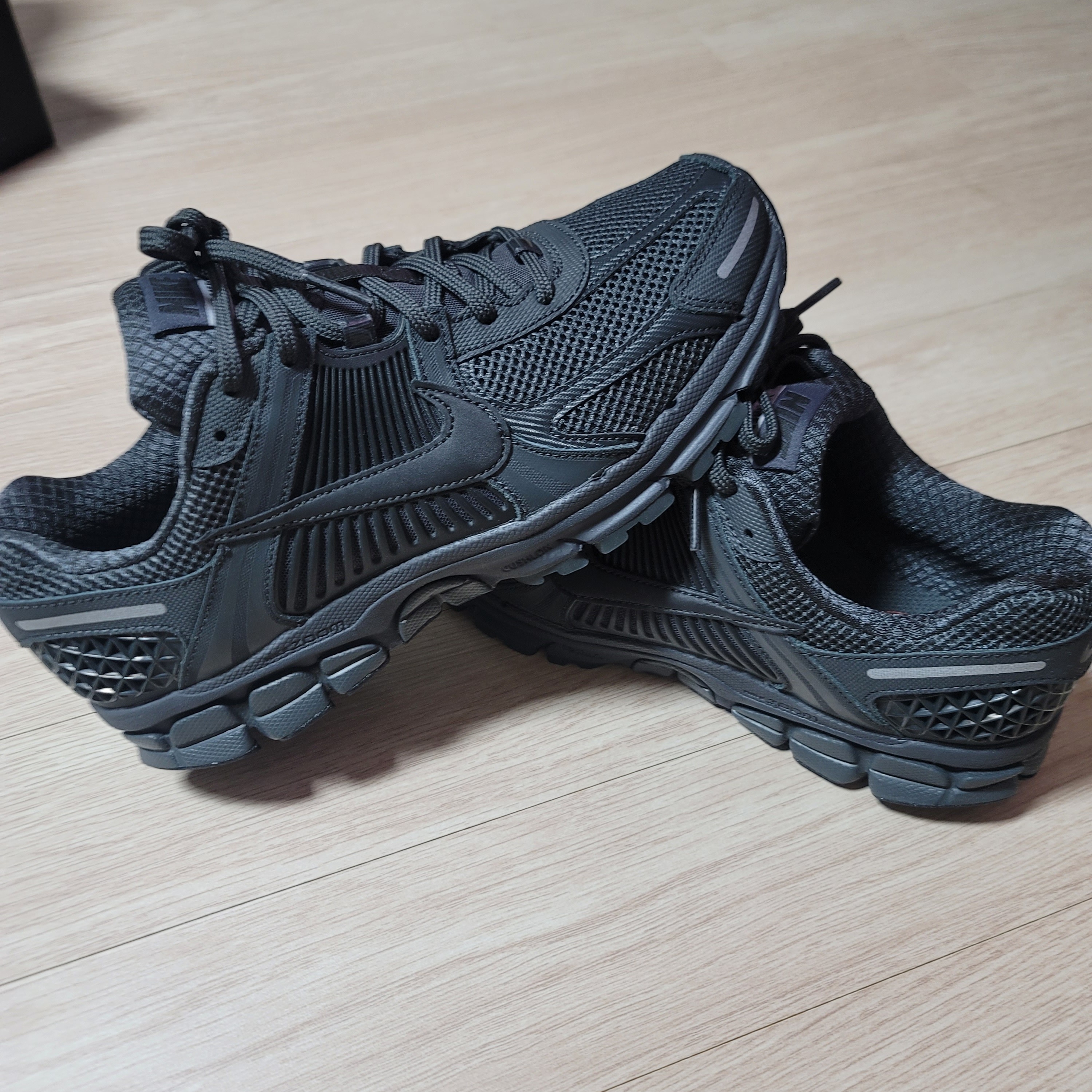 Nike Zoom Vomero 5 SP Anthracite 2023 착용 스타일 - 1