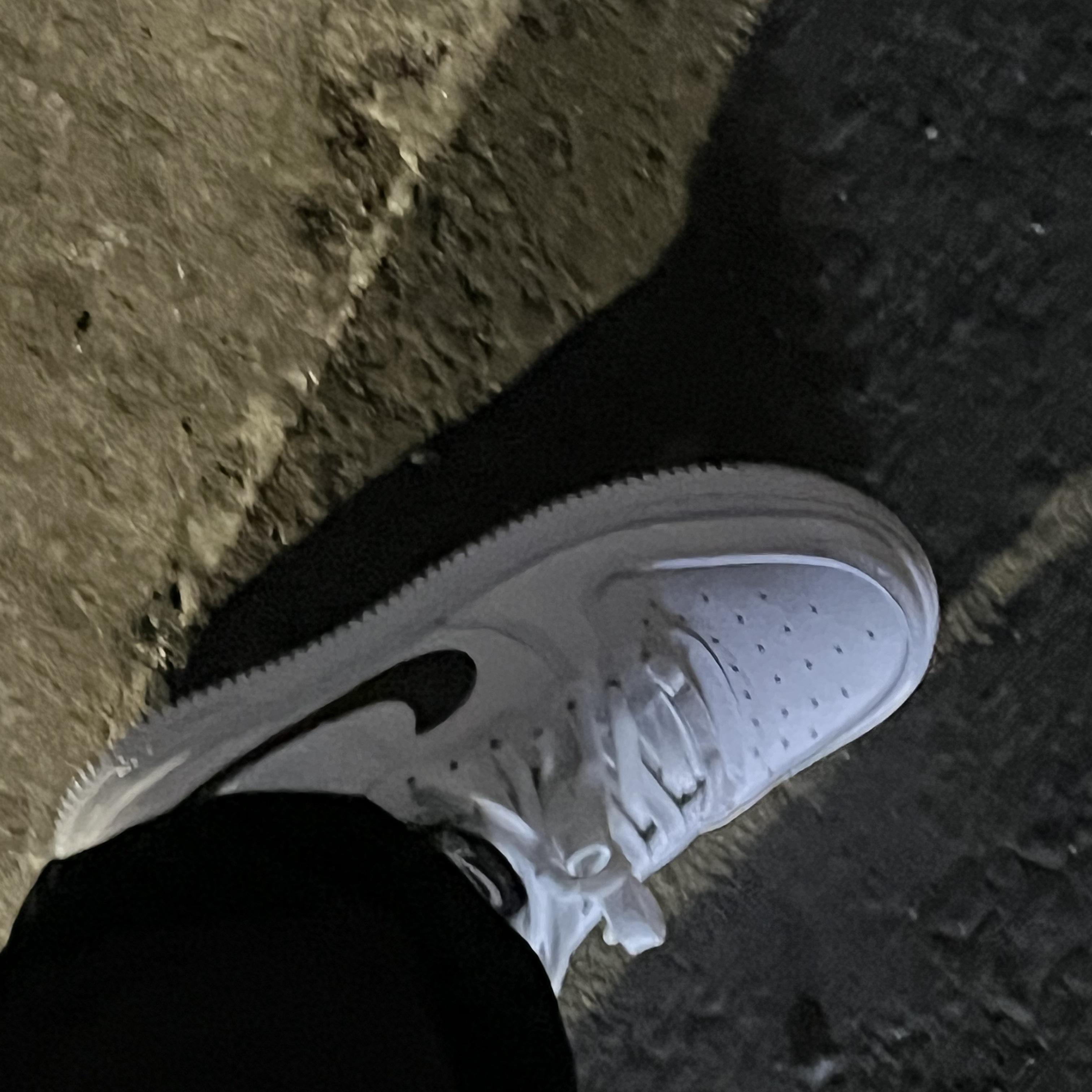(W) Nike Air Force 1 '07 White Black 착용 스타일 - 2