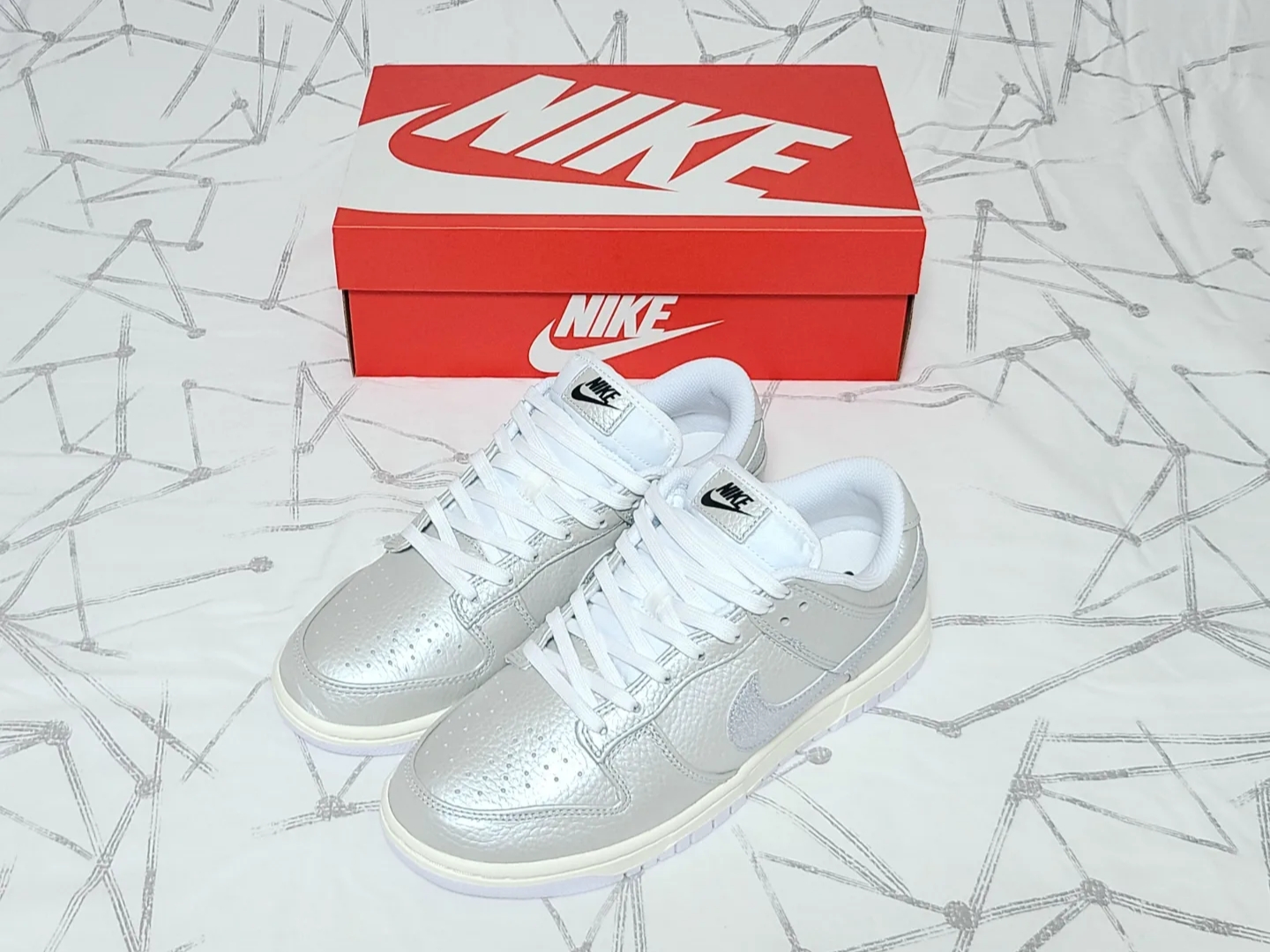 Nike Dunk Low SE Metallic Silver 착용 스타일 - 1