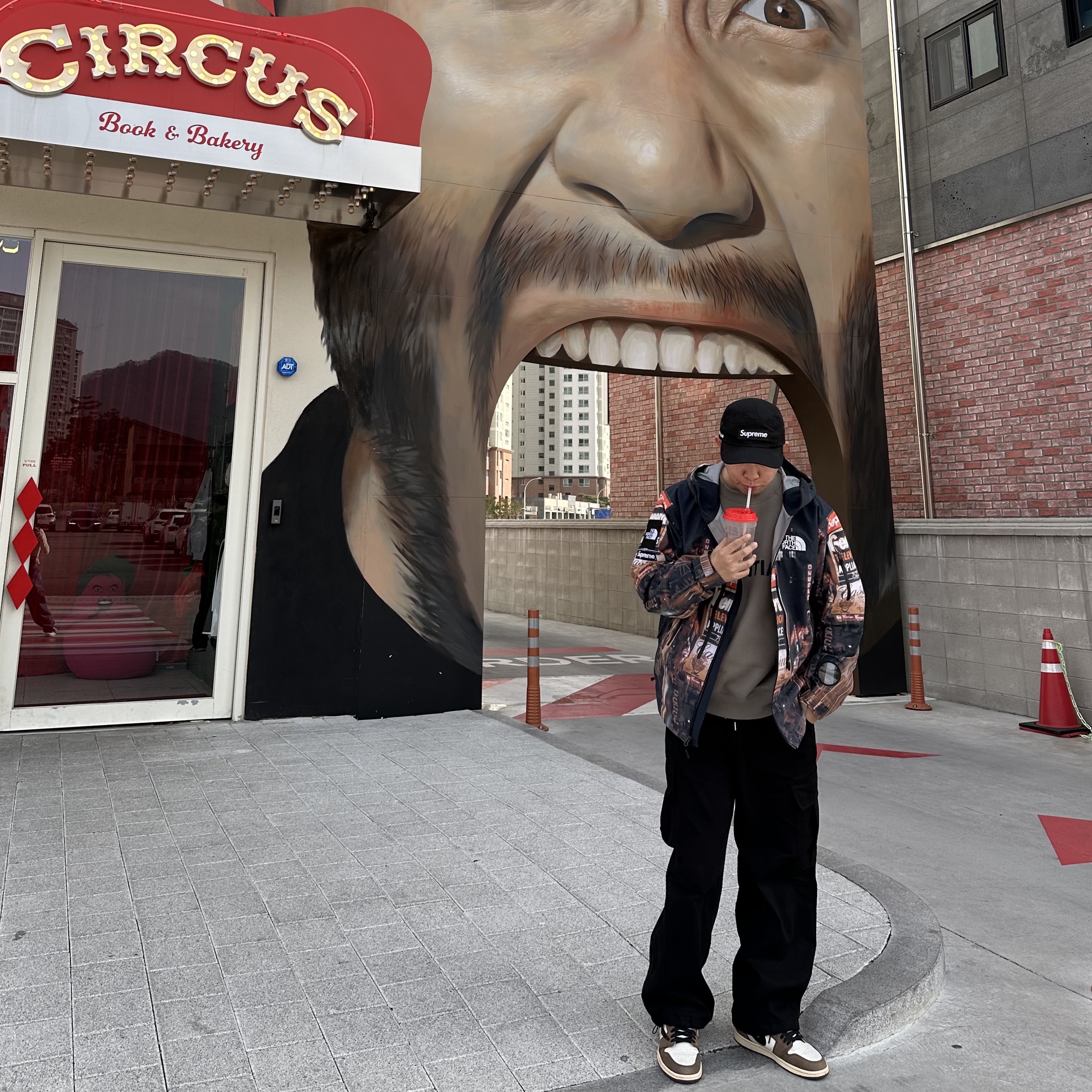 Supreme x The North Face Taped Seam Shell Jacket Times Square - 22FW, Jordan 1 x Travis Scott Retro High OG SP Mocha 착용 스타일