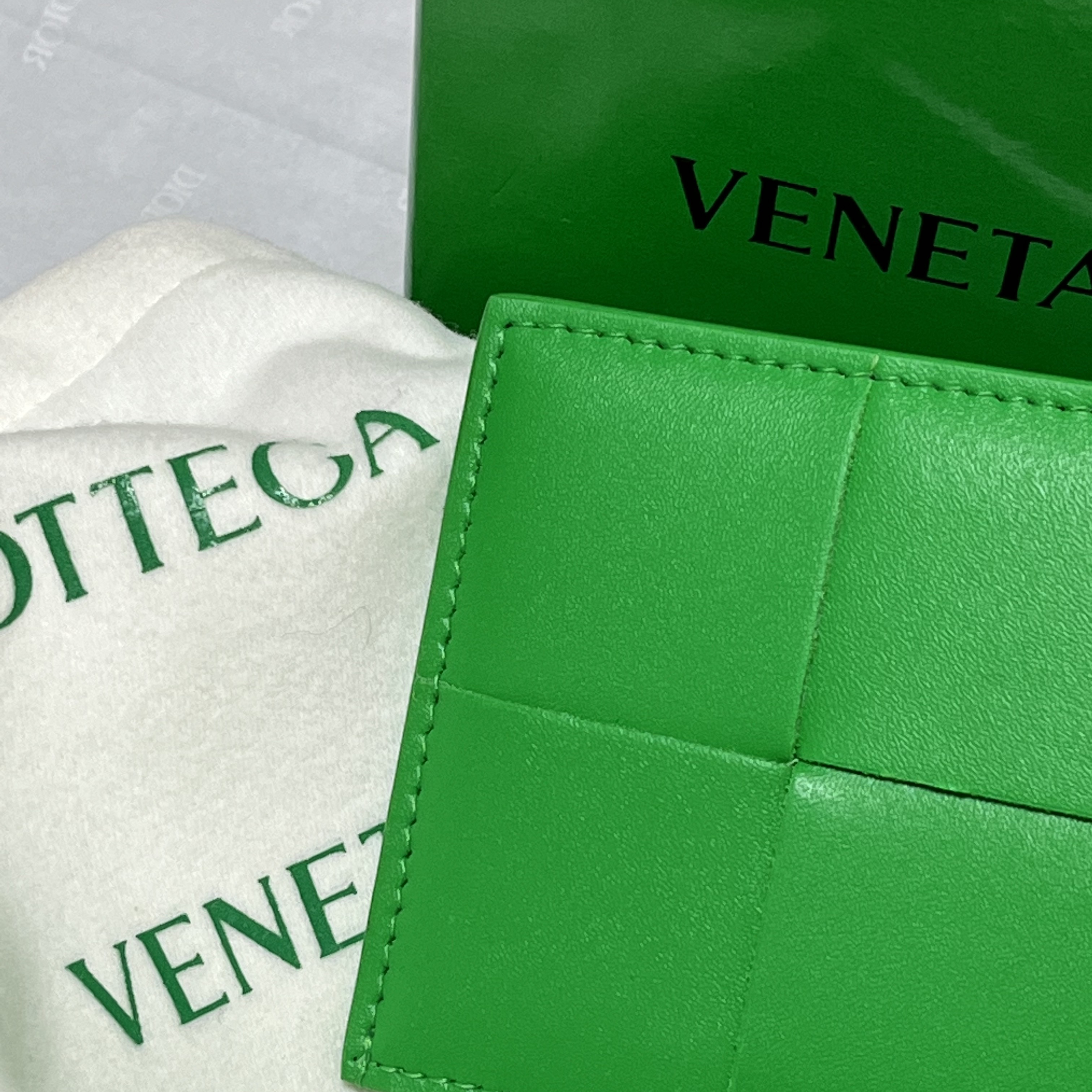 Bottega Veneta Credit Card Case Calfskin Parakeet 착용 스타일