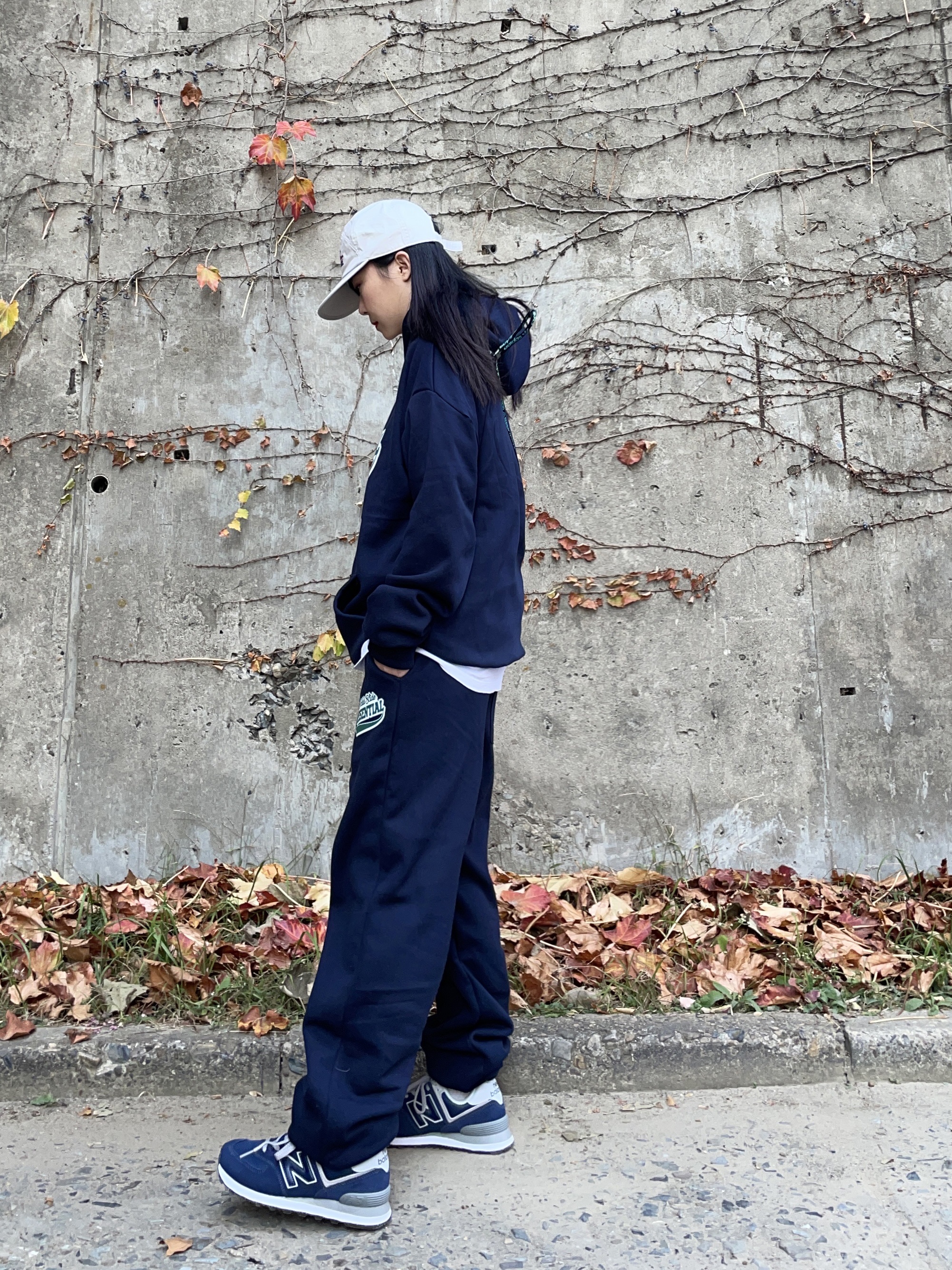 (W) New Balance 574 Navy - B Standard, New Balance 574 Navy - D Standard 착용 스타일 - 3