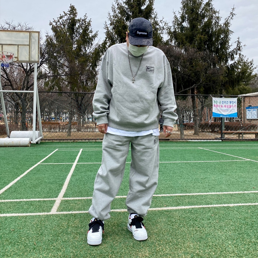 Nike x Stussy NRG Fleece Crewneck Dark Grey Heather (DO9337-063), Nike x Stussy NRG Fleece Pants Dark Grey Heather (DO9340-063) 착용 스타일 - 1