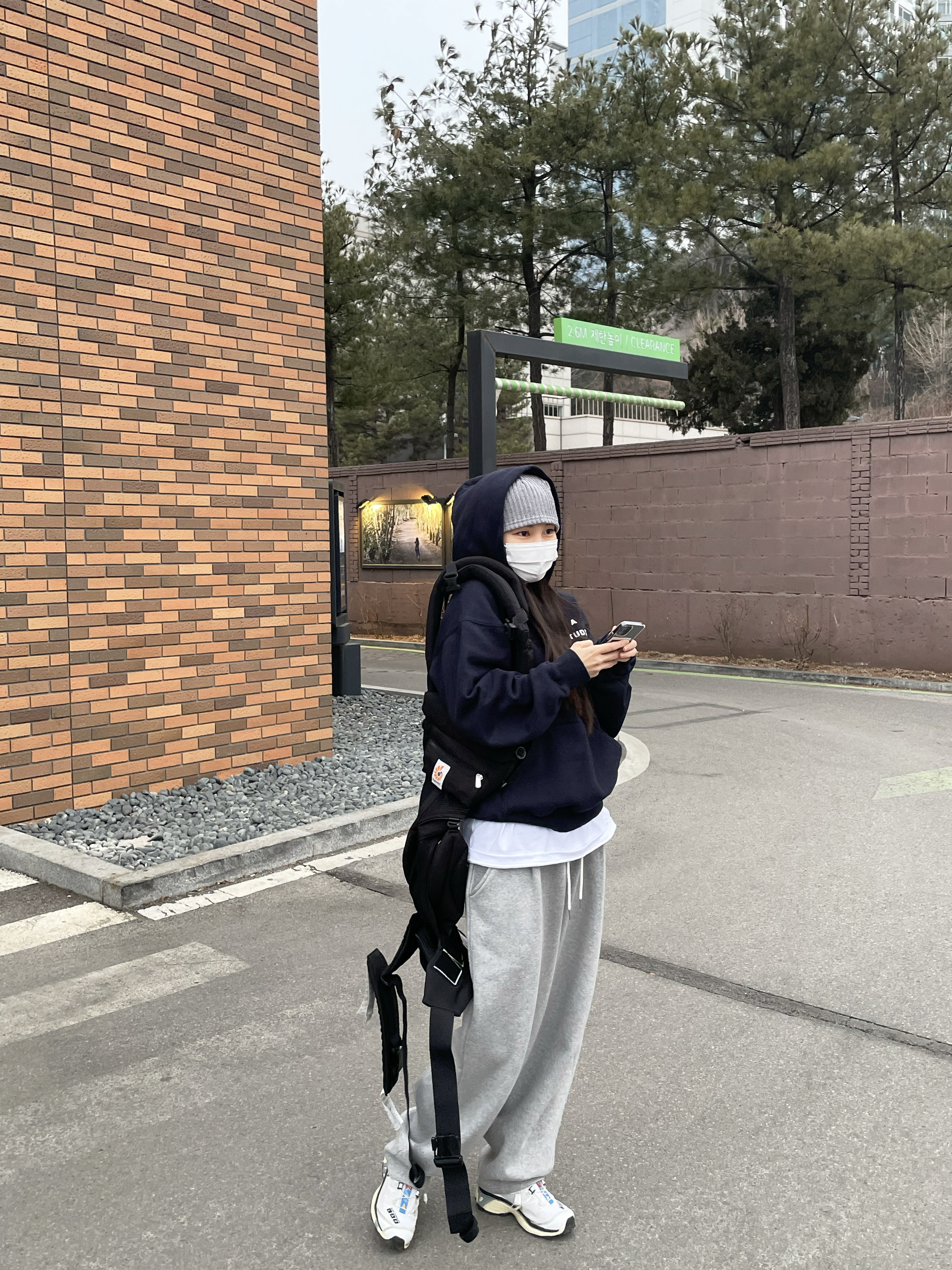 Salomon XT-4 White Lunar Rock, IAB Studio Hoodie Navy - 21SS 착용 스타일 - 1