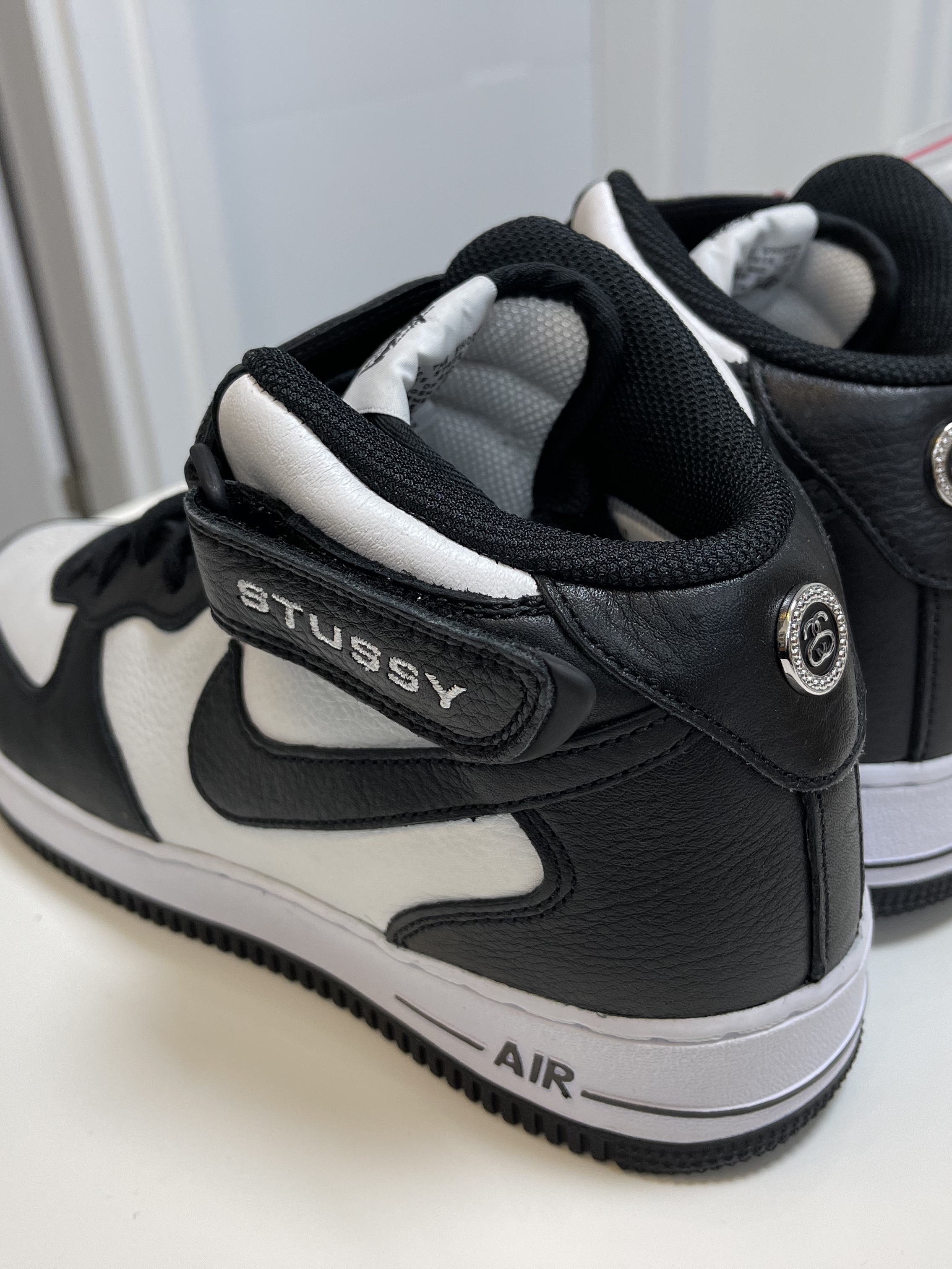 Nike x Stussy Air Force 1 '07 Mid SP Black and Light Bone 착용 스타일 - 2