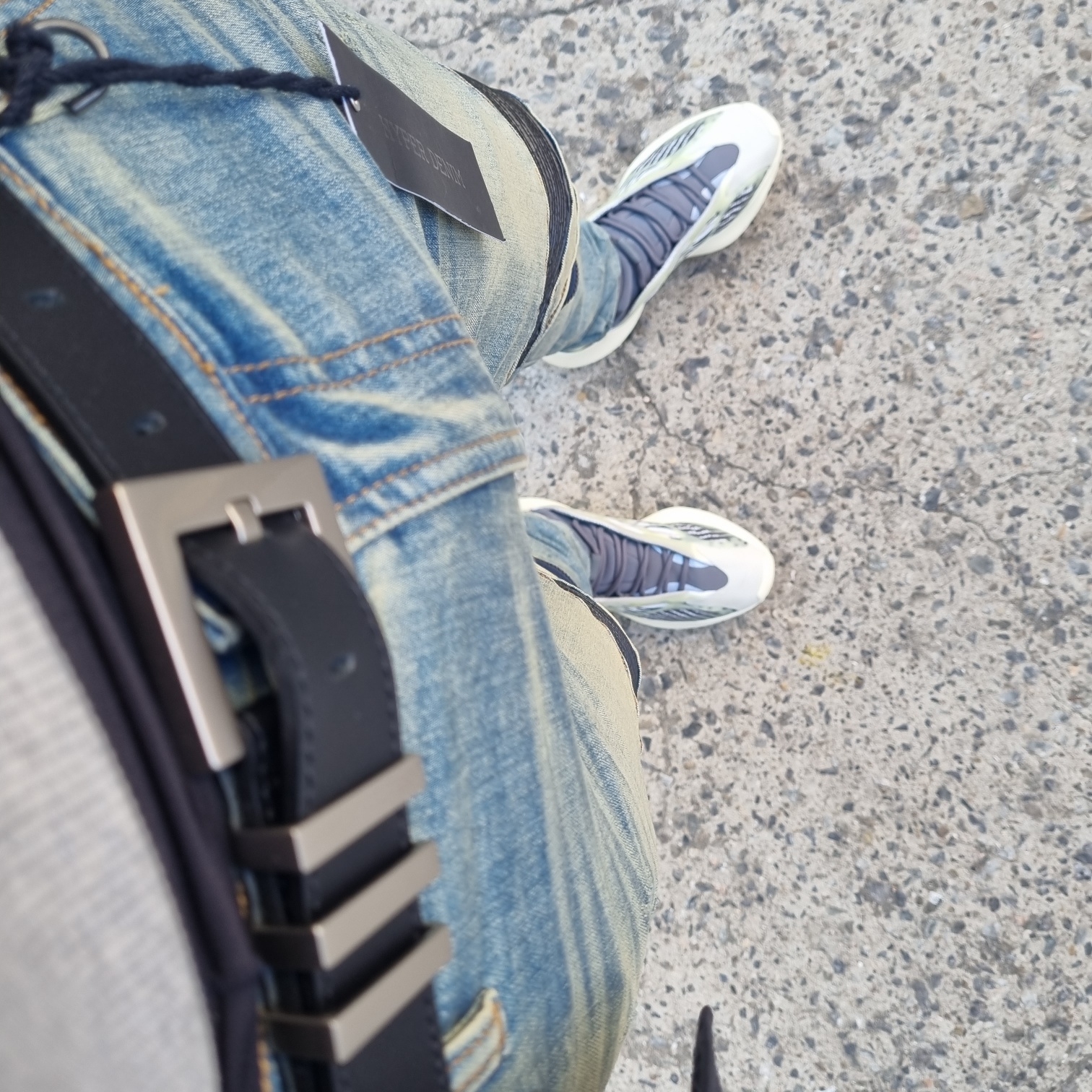 Adidas Yeezy 700 V3 Fade Salt 착용 스타일