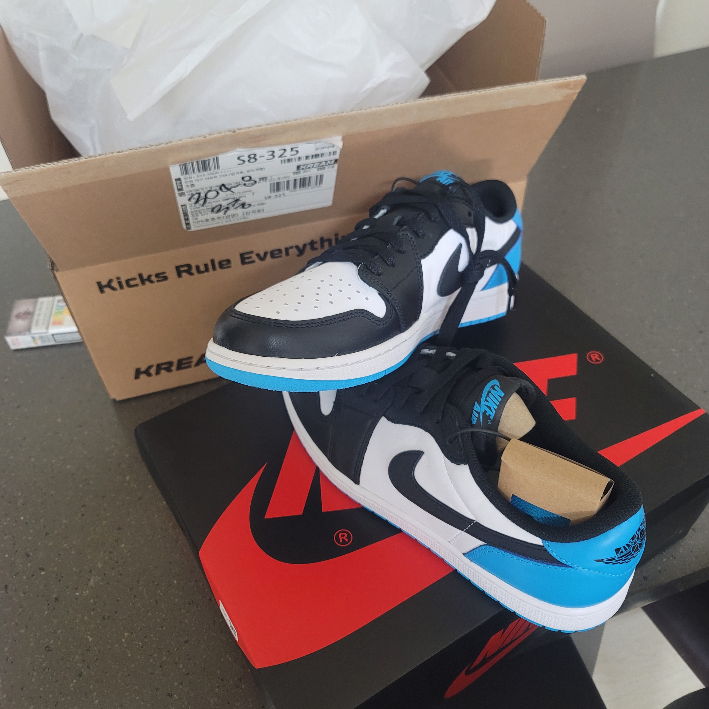 Jordan 1 Retro Low OG Black and Dark Powder Blue 착용 스타일
