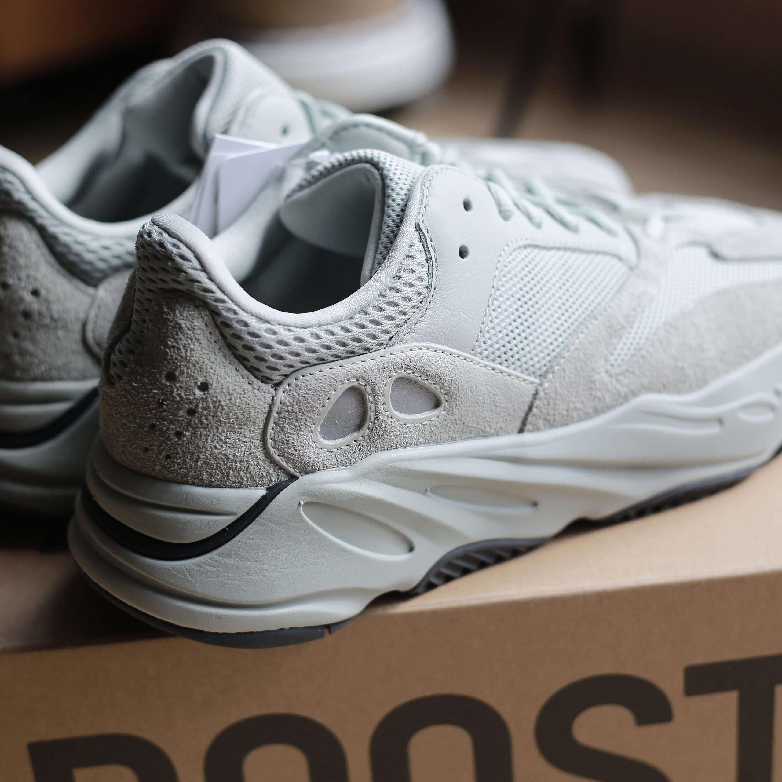Adidas Yeezy Boost 700 Salt 착용 스타일