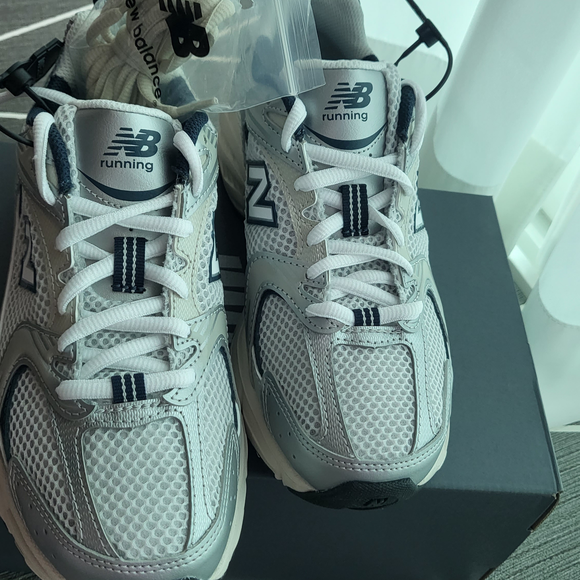 New Balance 530 Steel Grey 착용 스타일