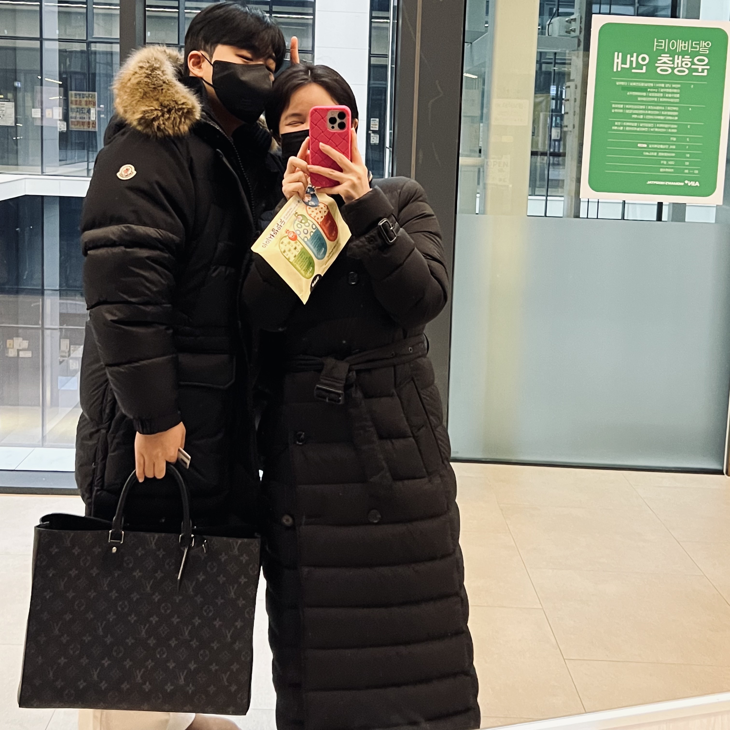 Louis Vuitton Grand Sac Monogram Eclipse, Moncler Cluny Long Down Jacket Black - 22FW 착용 스타일