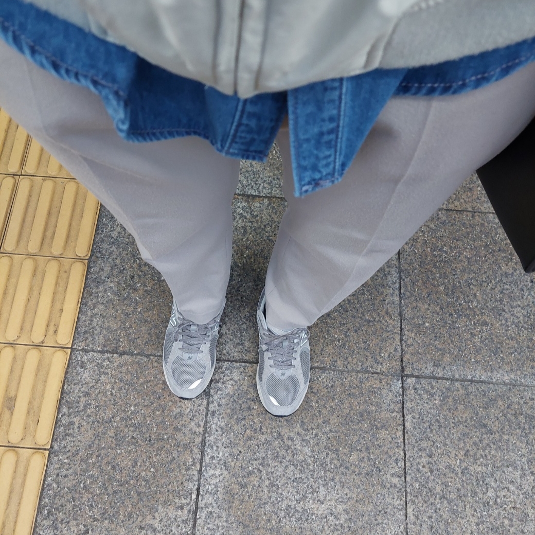 New Balance 2002R Grey 착용 스타일 - 2