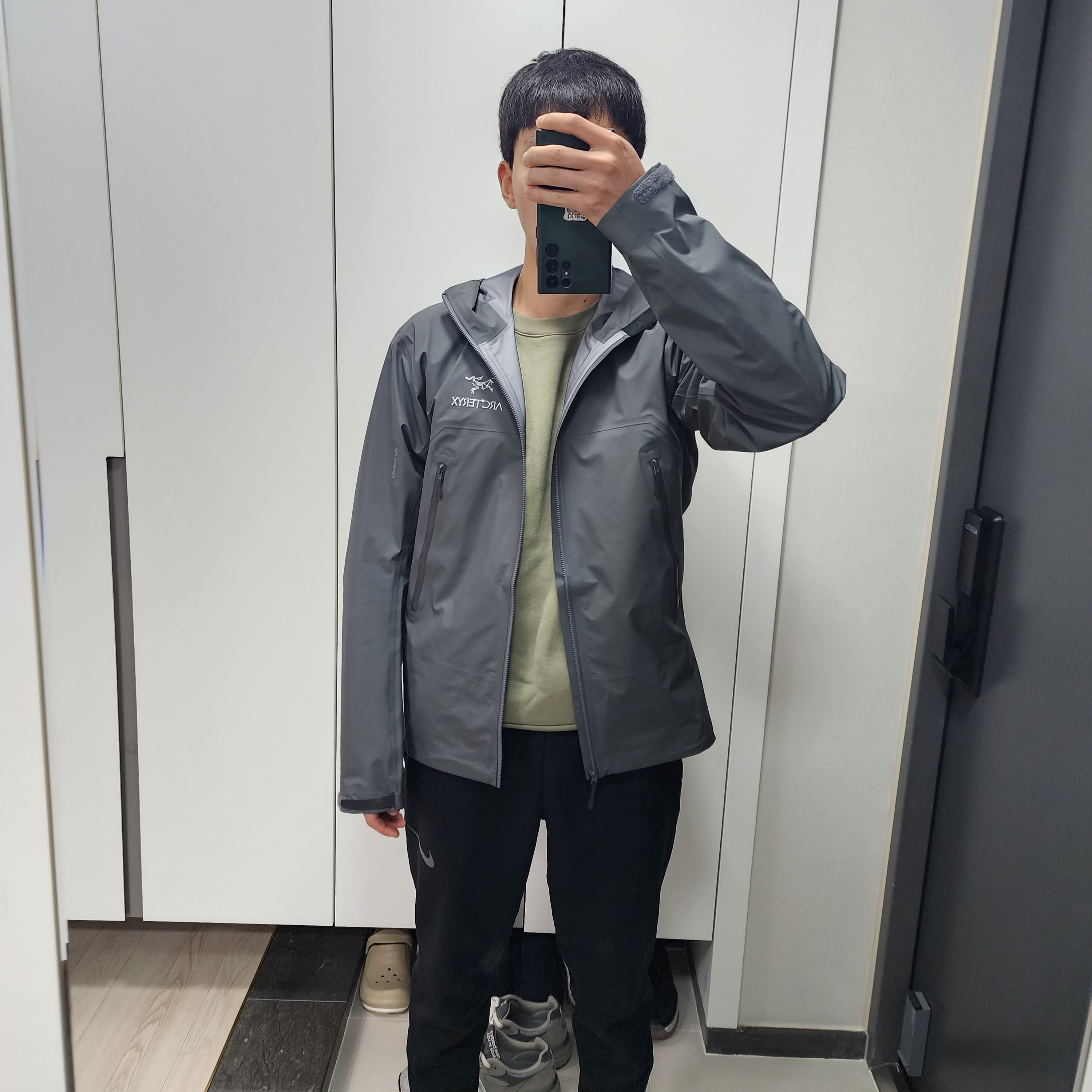 Arc'teryx Beta Jacket Cloud 착용 스타일 - 2