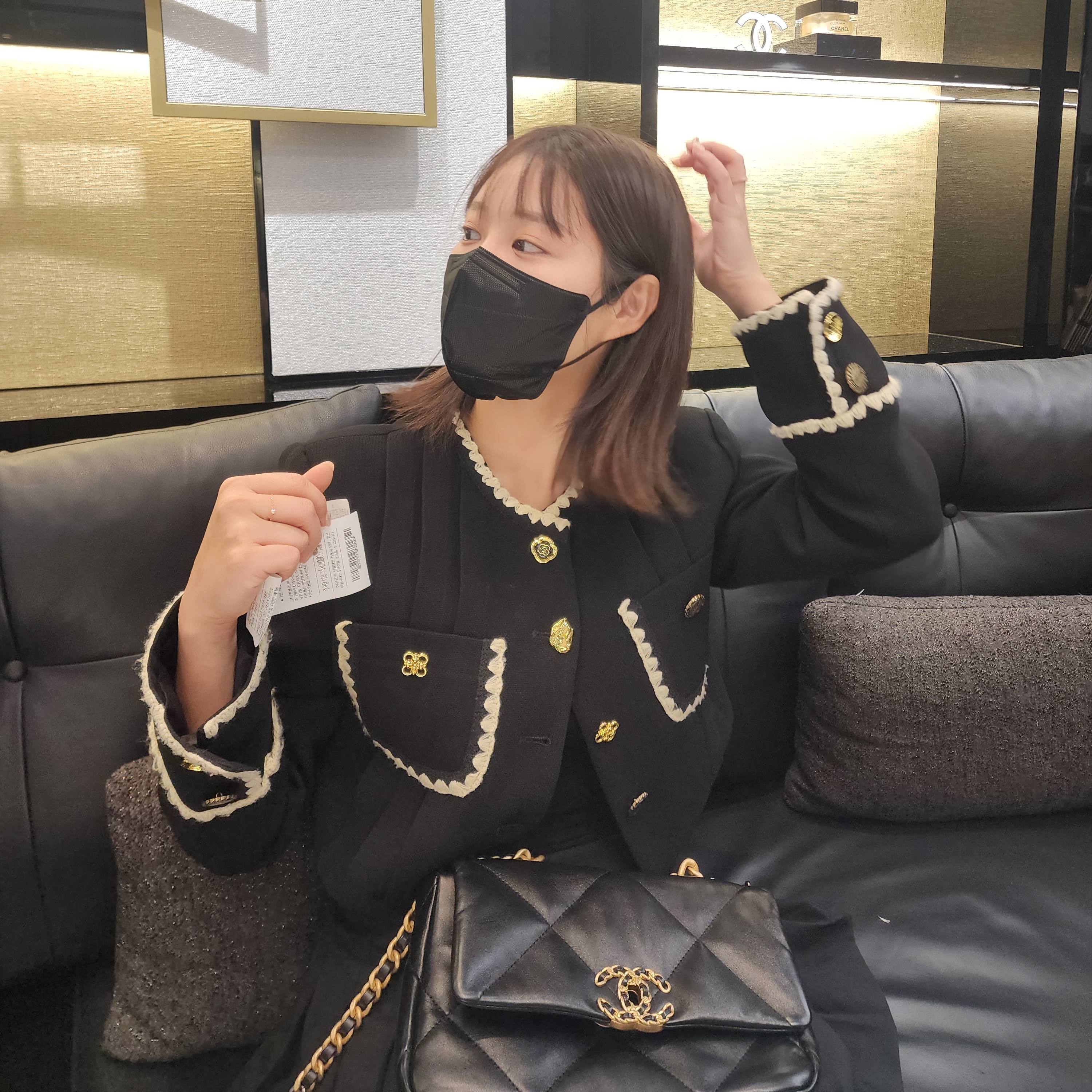 Chanel Medium 19 Handbag Lambskin & Gold Black 착용 스타일 - 2