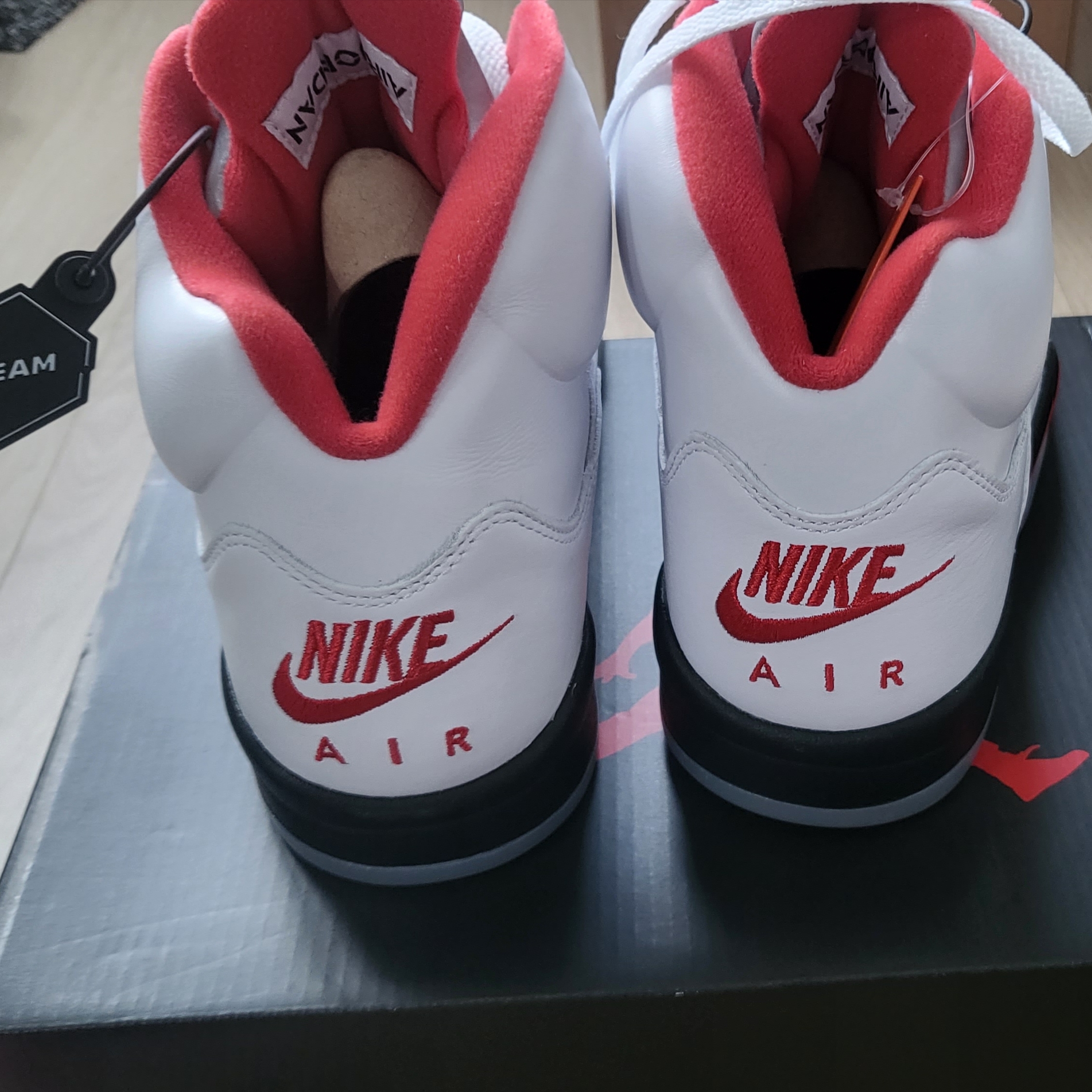 Jordan 5 Retro Fire Red Silver Tongue 2020 착용 스타일 - 4