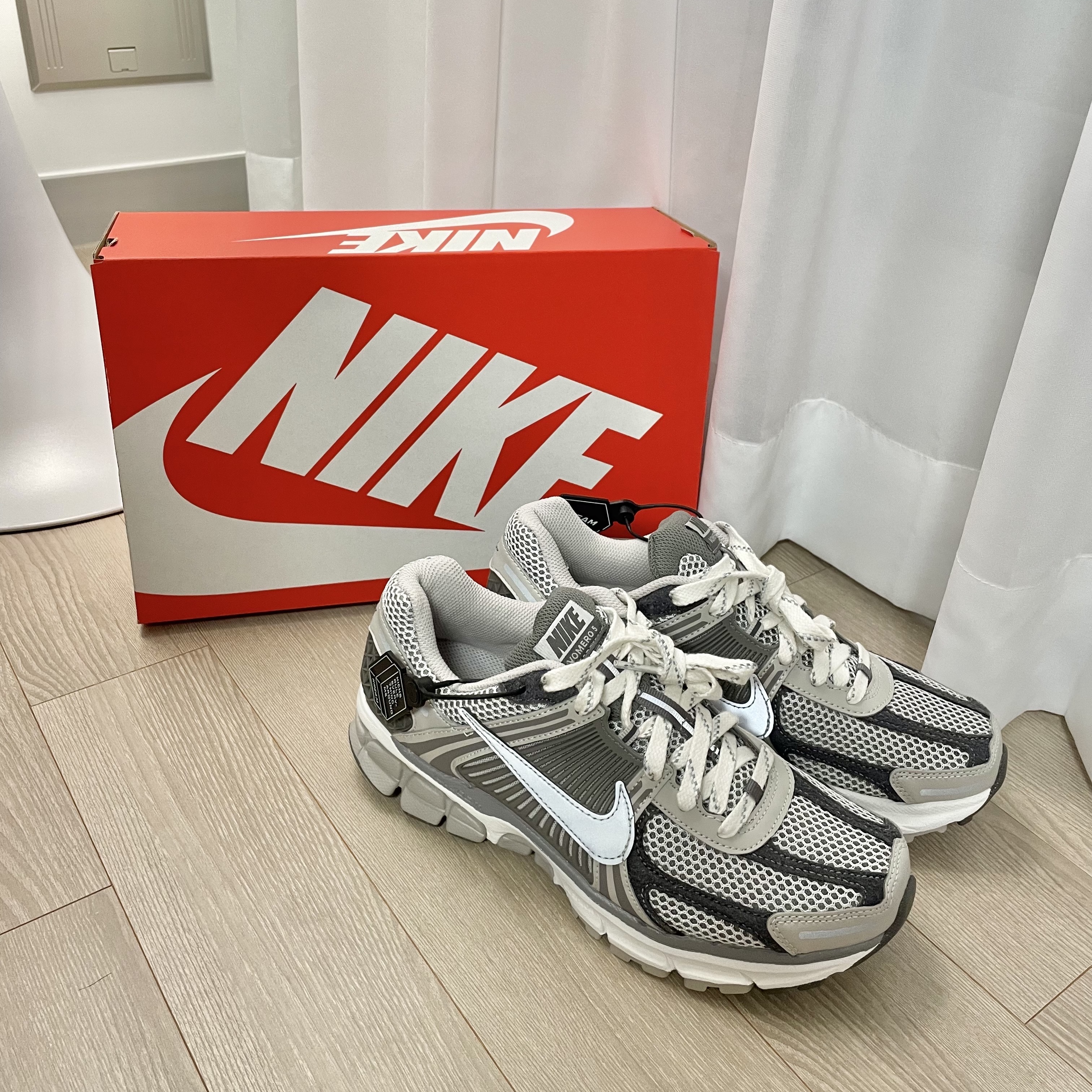 Nike Zoom Vomero 5 PRM Light Iron Ore and Flat Fewter 착용 스타일 - 2