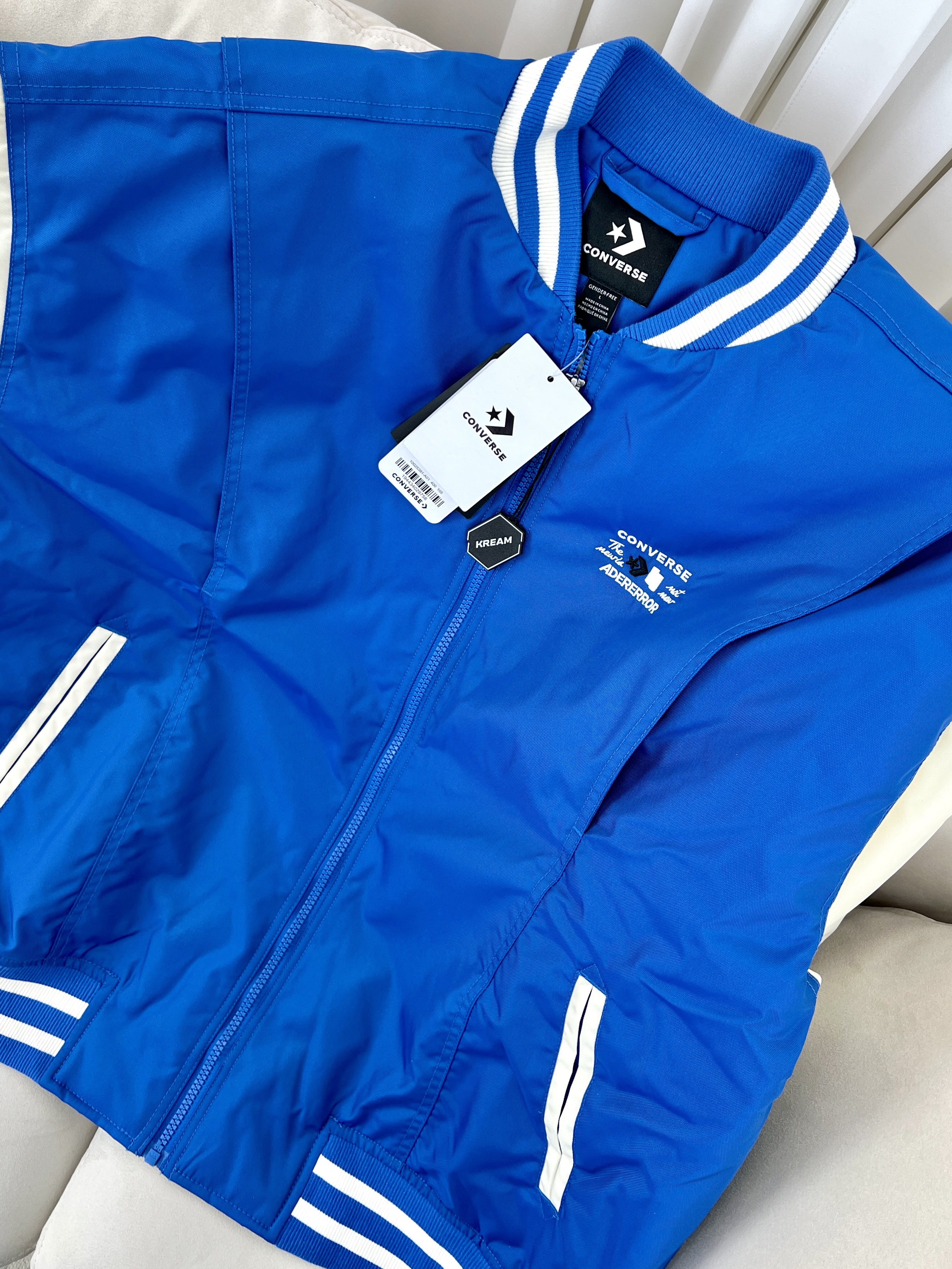 Converse x Ader Error Shapes Varsity Jacket Cobalt, Zara x Ader Error Wide Leg Jeans Blue 착용 스타일 - 4