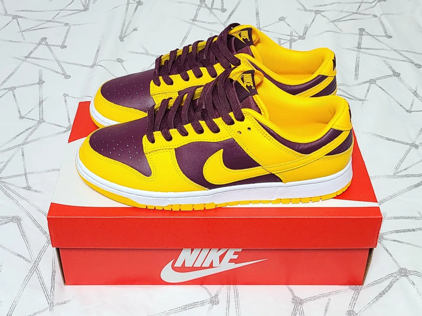 Nike Dunk Low Retro University Gold and Deep Maroon 착용 스타일 - 2