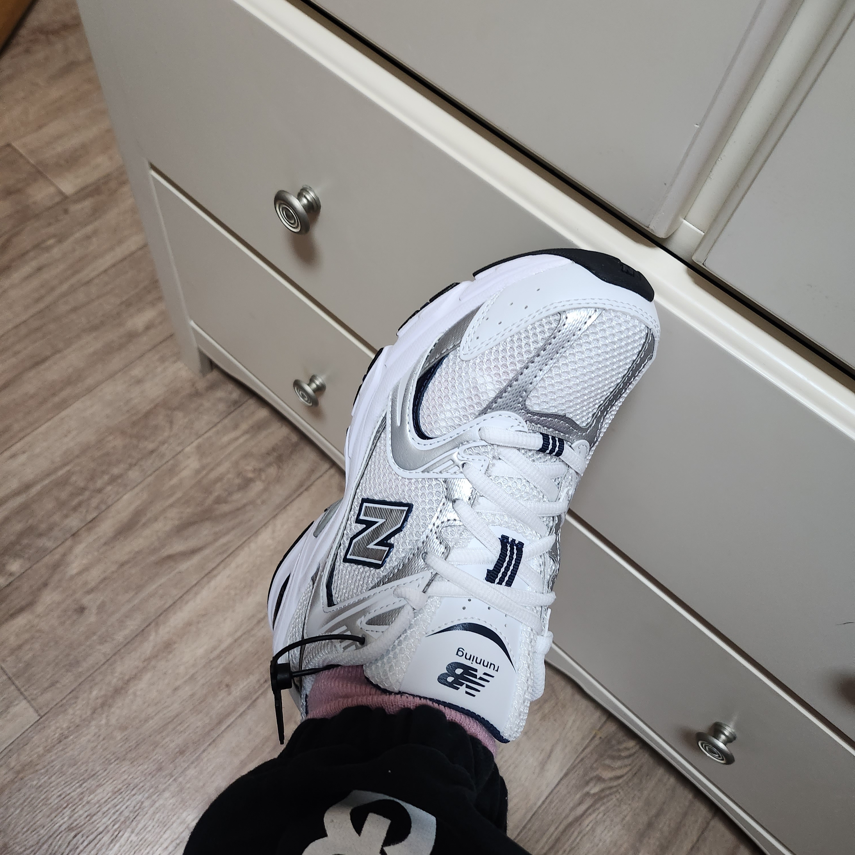 New Balance 530 White 착용 스타일 - 2