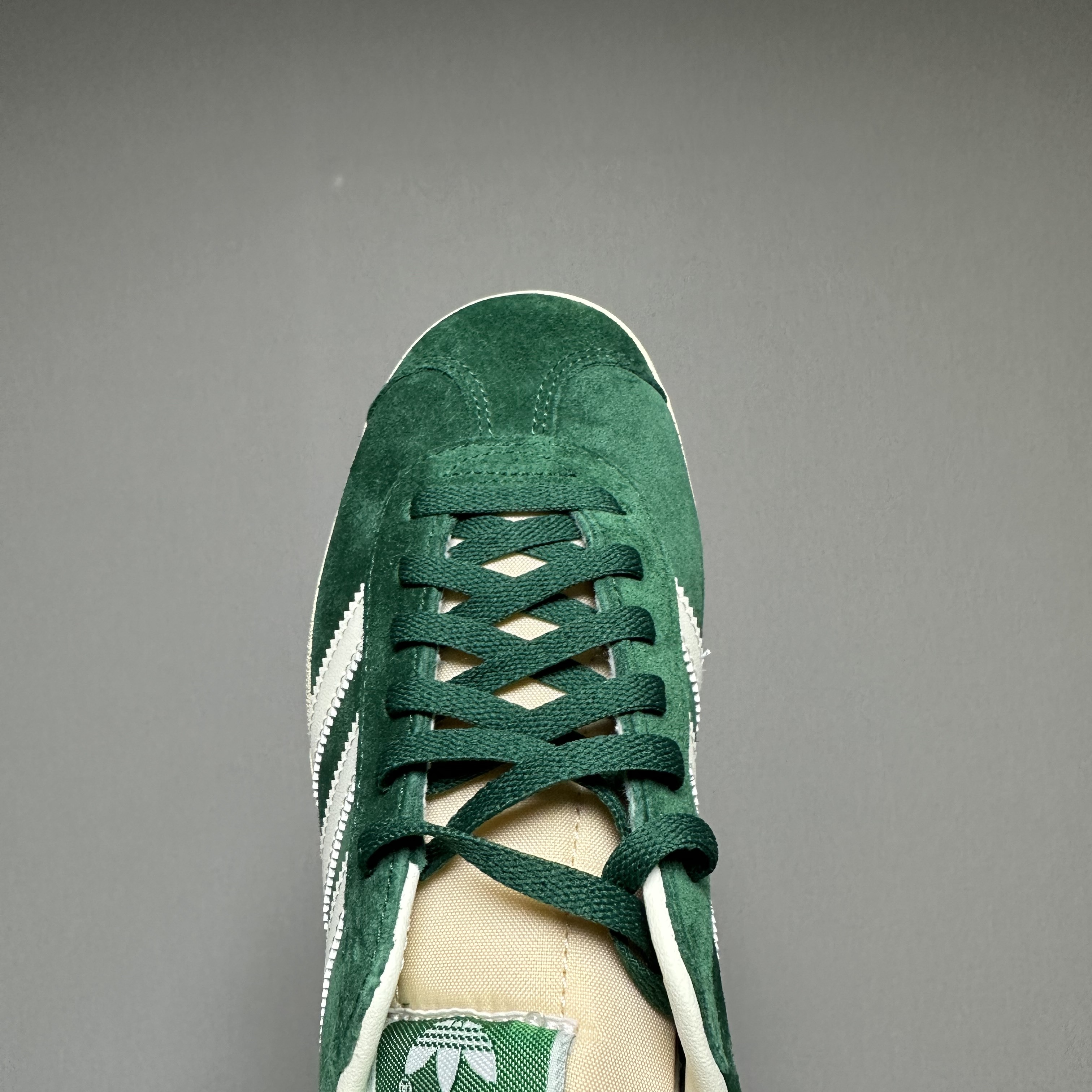 Adidas Gazelle Dark Green Cream White 착용 스타일 - 3