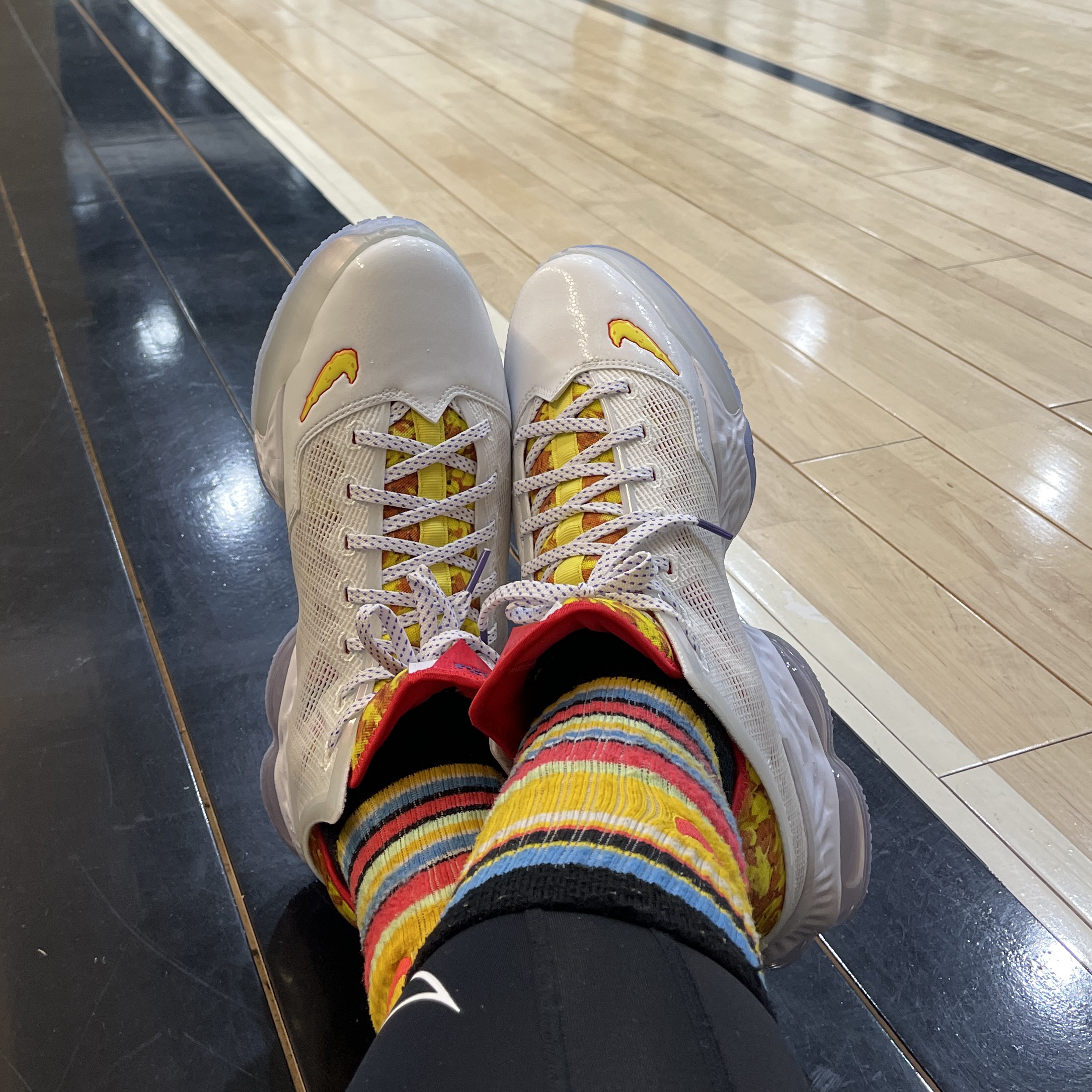 Nike LeBron XIX Low Magic Fruity Pebbles 착용 스타일 - 5