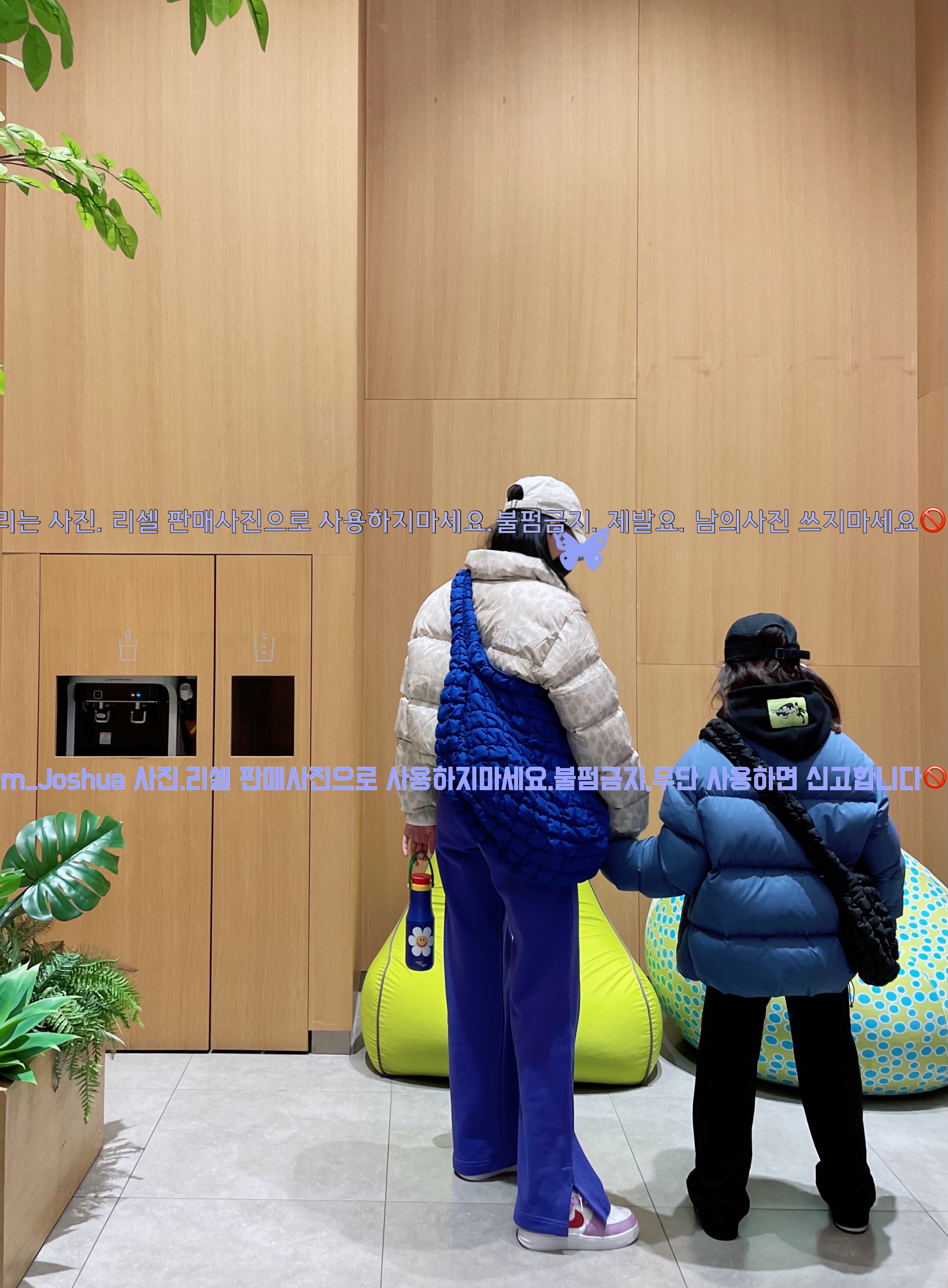 COS Quilted Oversized Shoulder Bag Blue, (W) The North Face Print Nuptse Short Jacket Silver Grey Leopard Print 착용 스타일 - 2