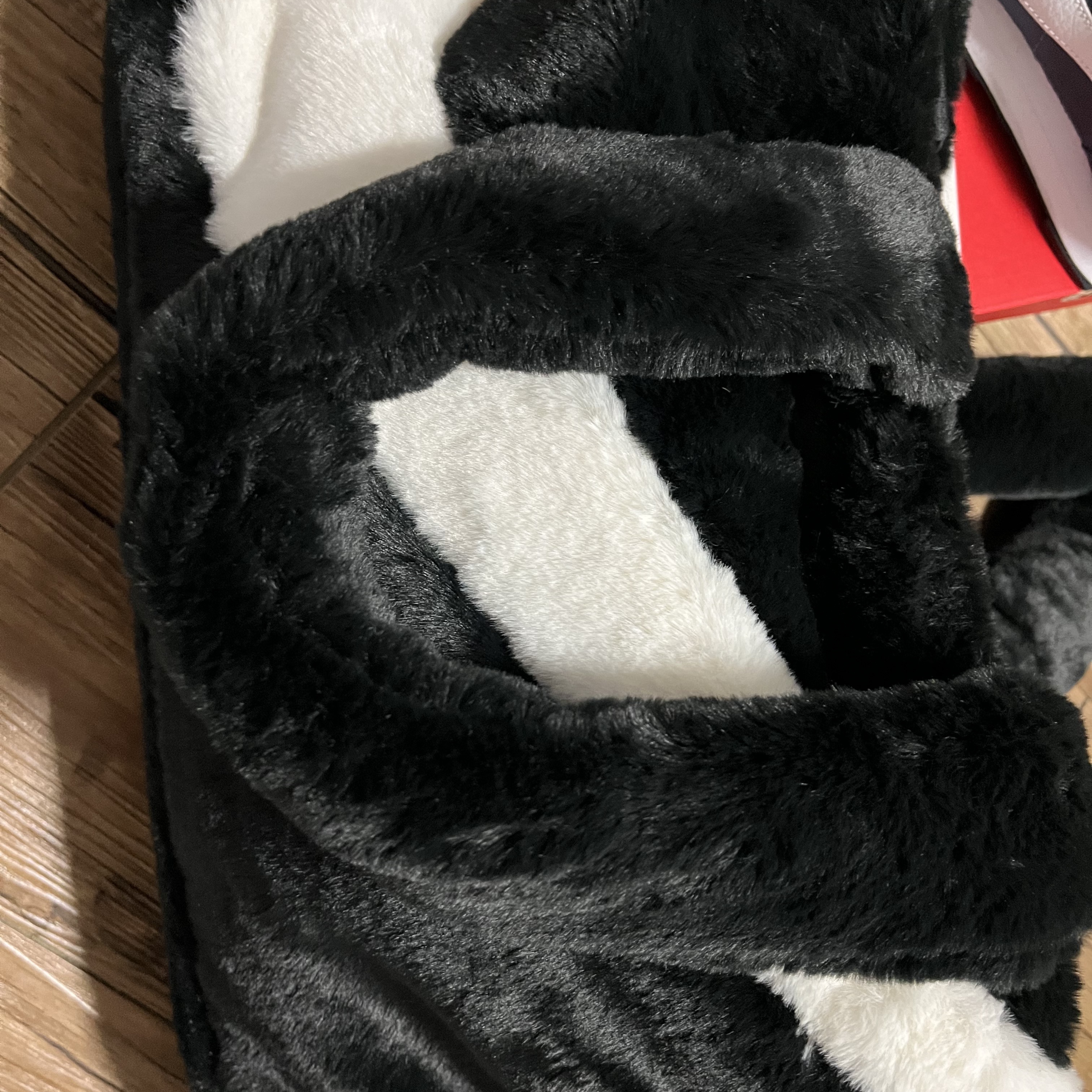 Nike NSW Faux Fur Tote Bag Black 착용 스타일