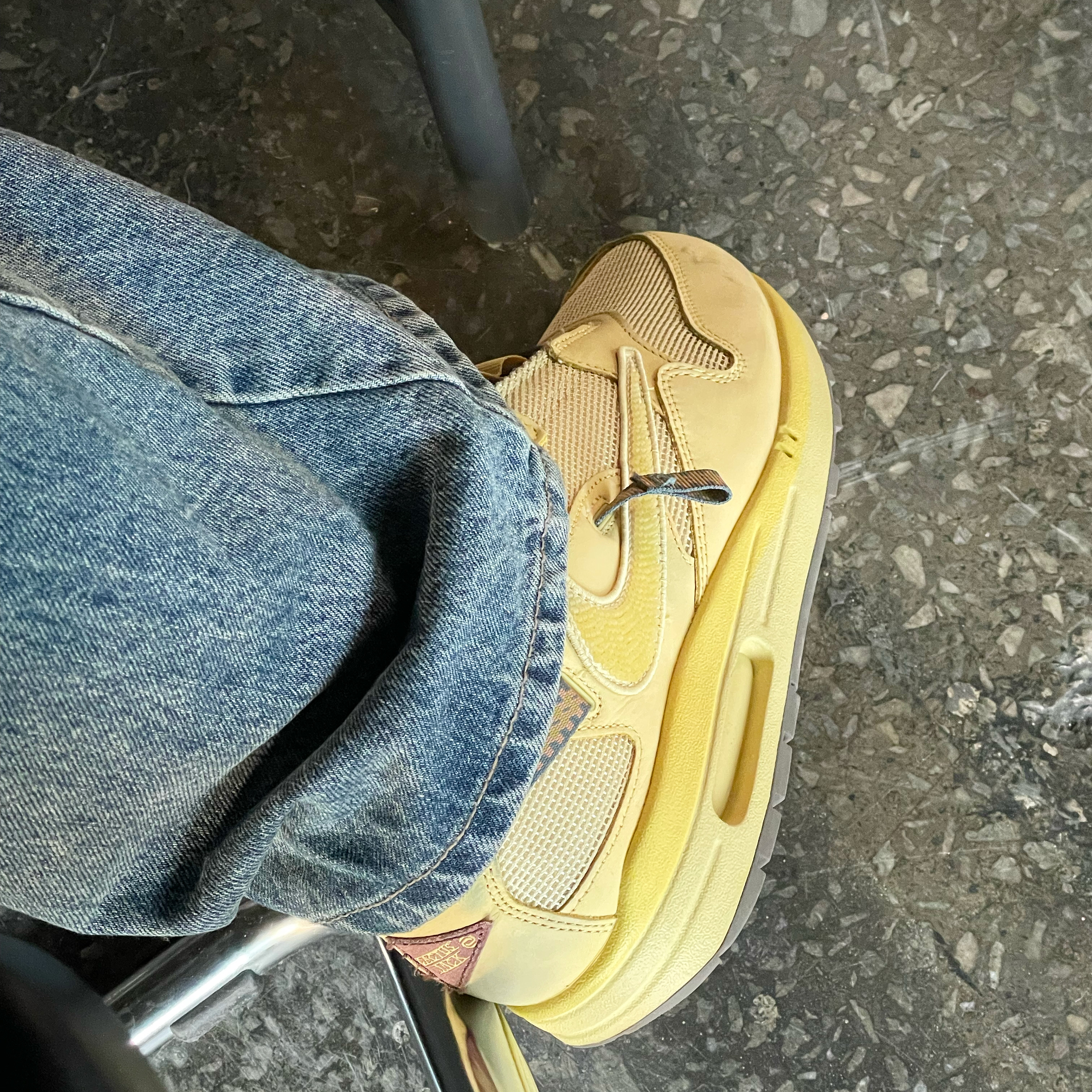 Nike x Travis Scott Air Max 1 Cact.us Gold 착용 스타일