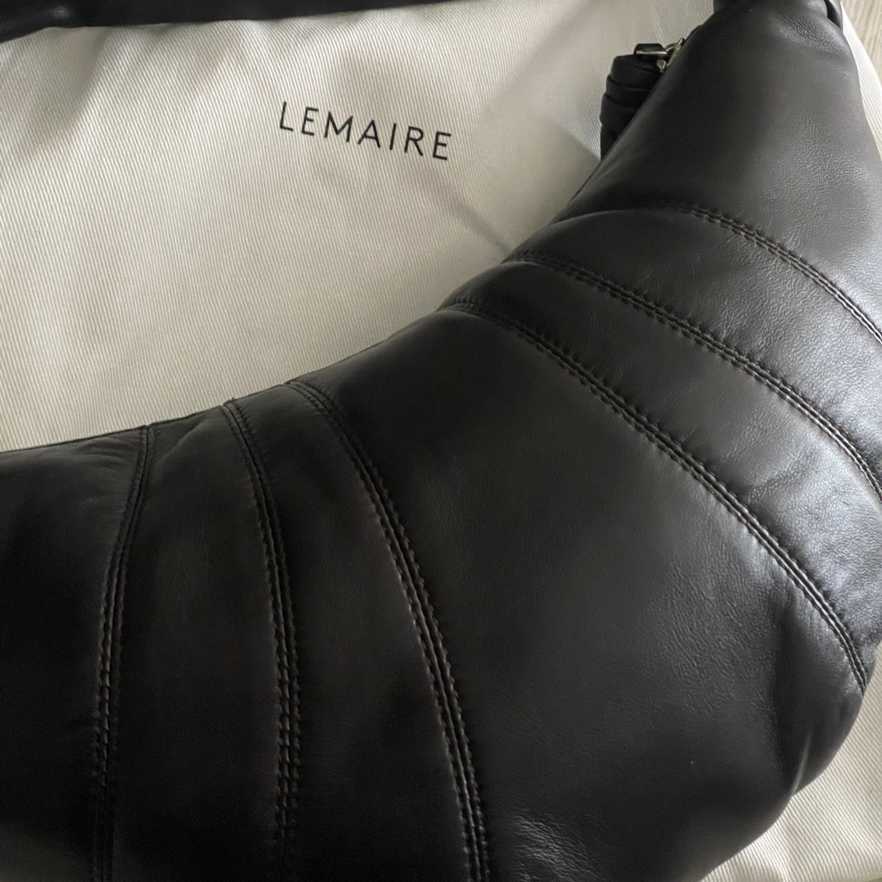 Lemaire Small Croissant Bag Soft Nappa Leather Dark Chocolate 착용 스타일 - 1
