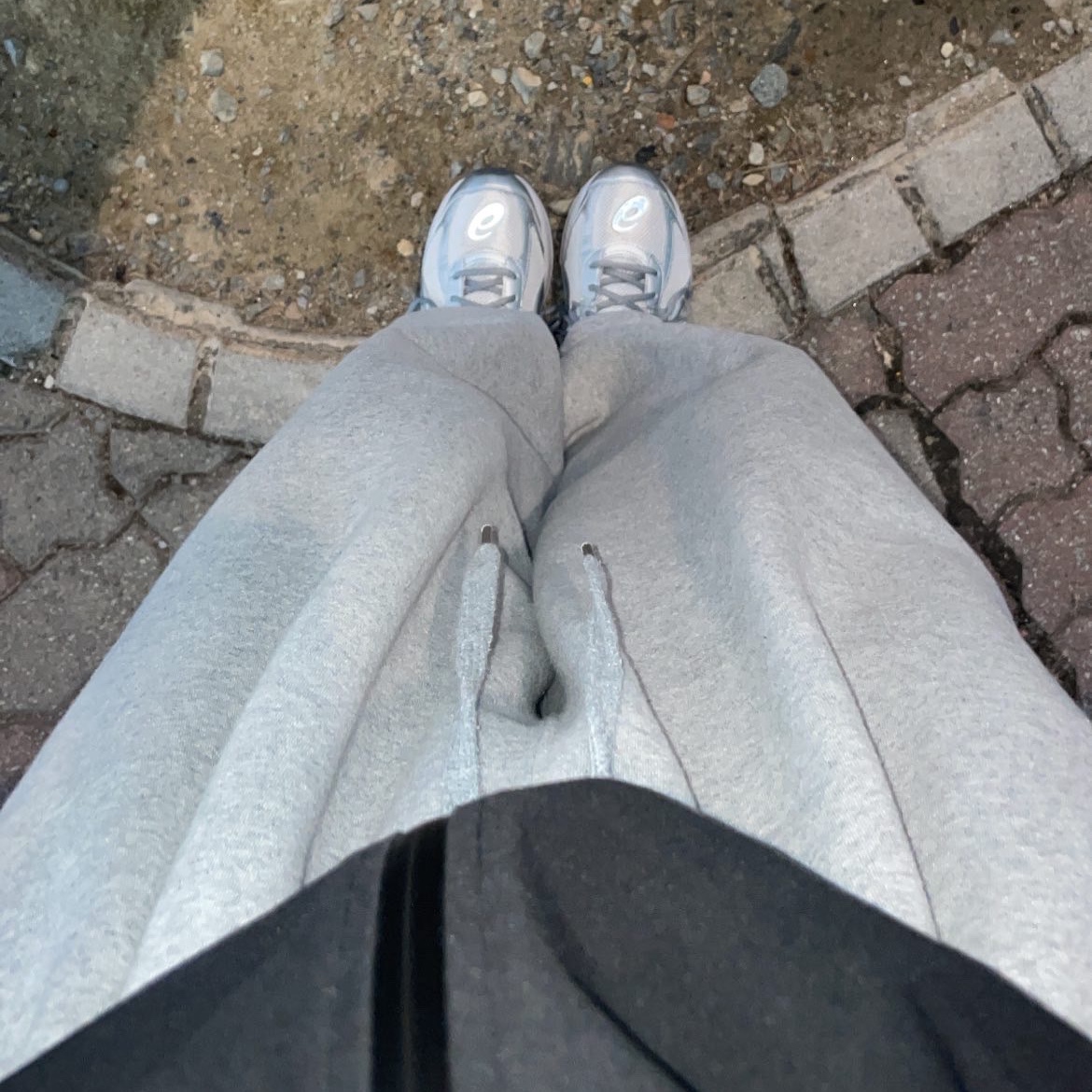 Asics Jog 100 S SMU Glacier Grey Pure Silver - 2E Wide 착용 스타일