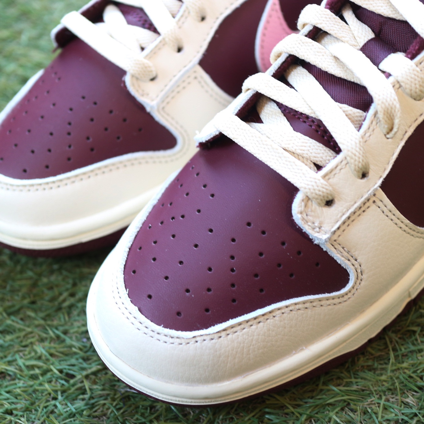 NIke Dunk Low Retro Night Maroon and Medium Soft Pink 착용 스타일 - 4