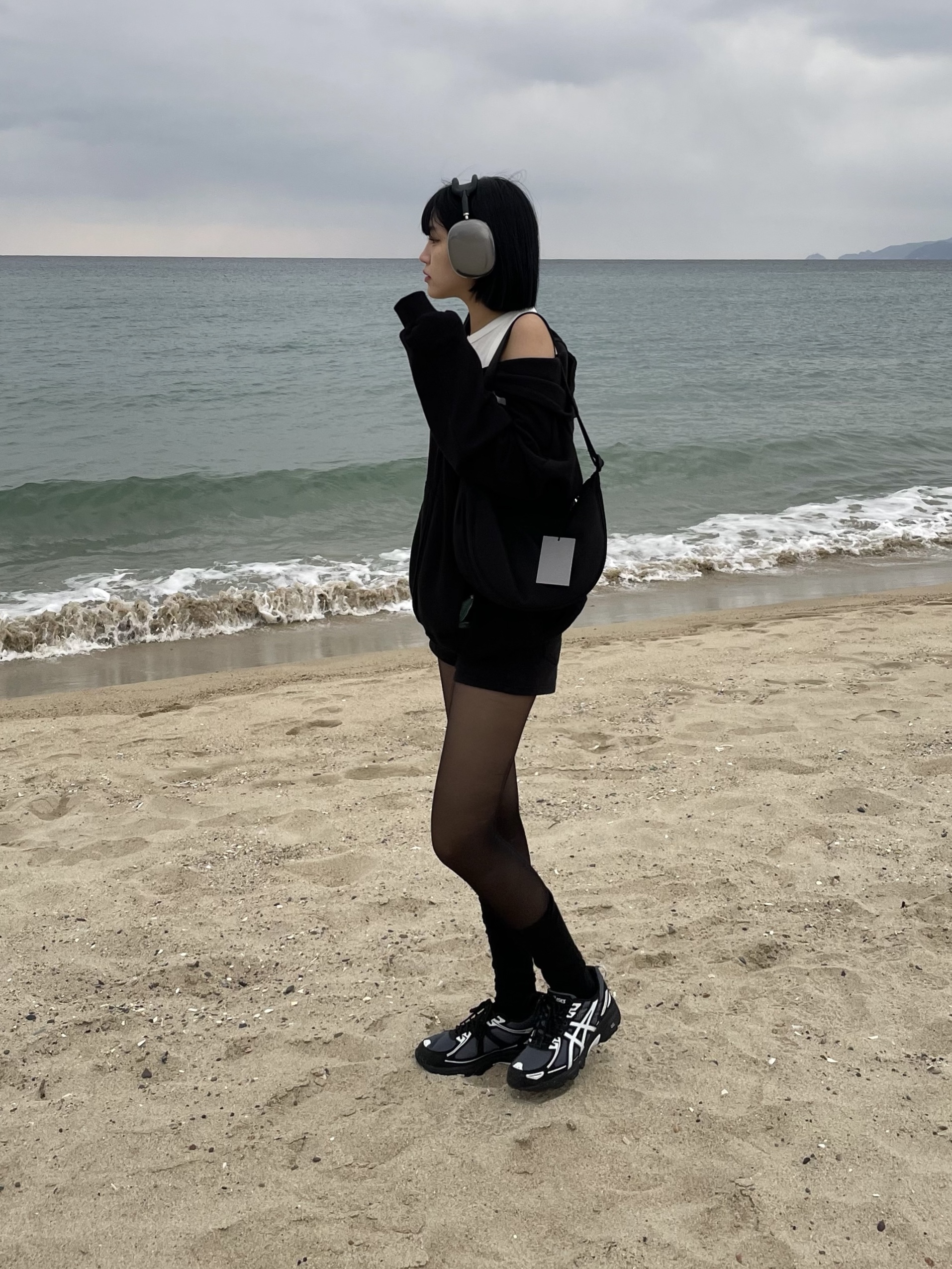 Asics Gel-Venture 6 Carrier Grey, Apple AirPods Max Lightning Space Gray (Korean Ver.) 착용 스타일 - 4
