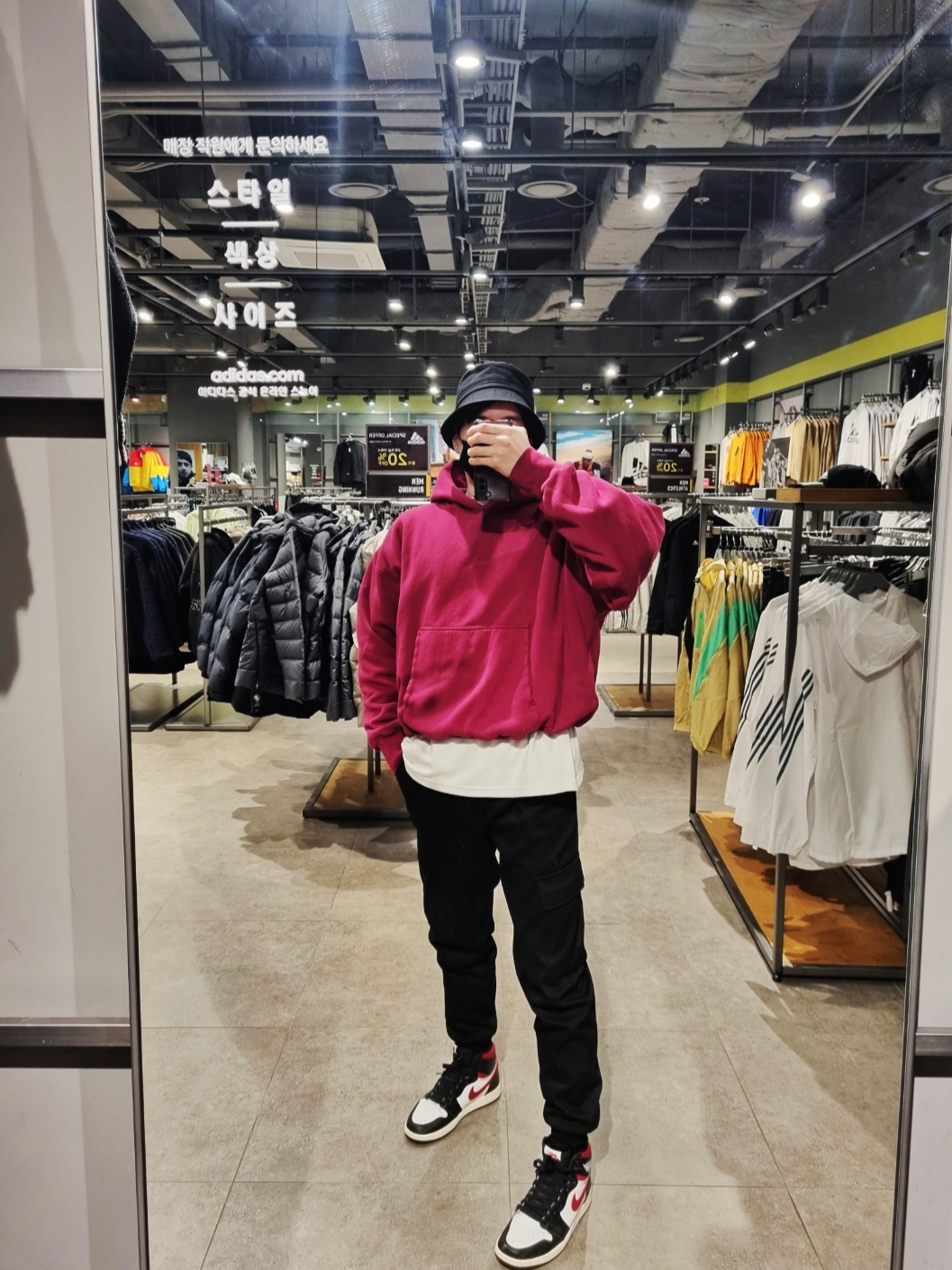 Jordan 1 Retro High OG Gym Red, Yeezy Gap Hoodie Purple 착용 스타일