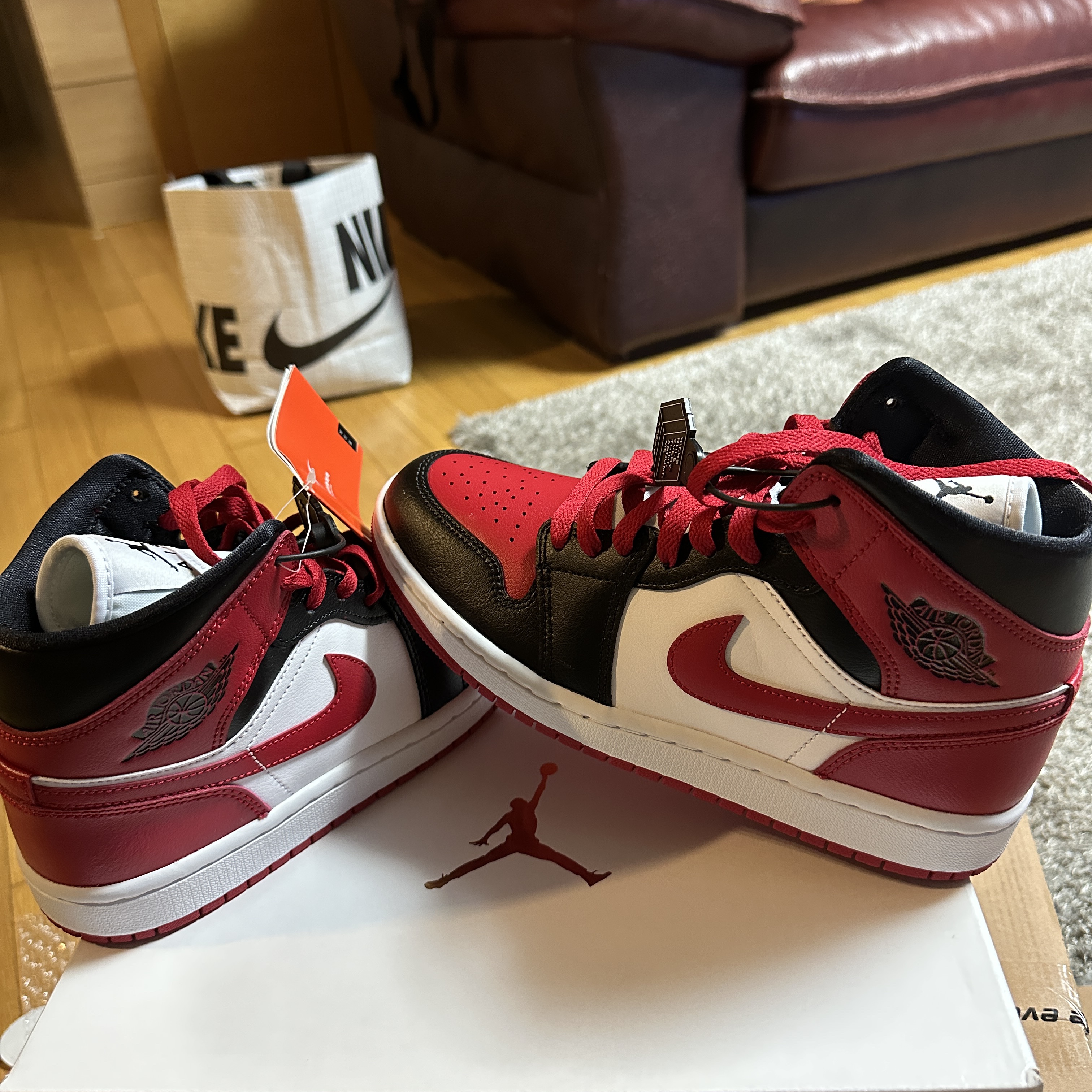 (W) Jordan 1 Mid Black and Gym Red 착용 스타일