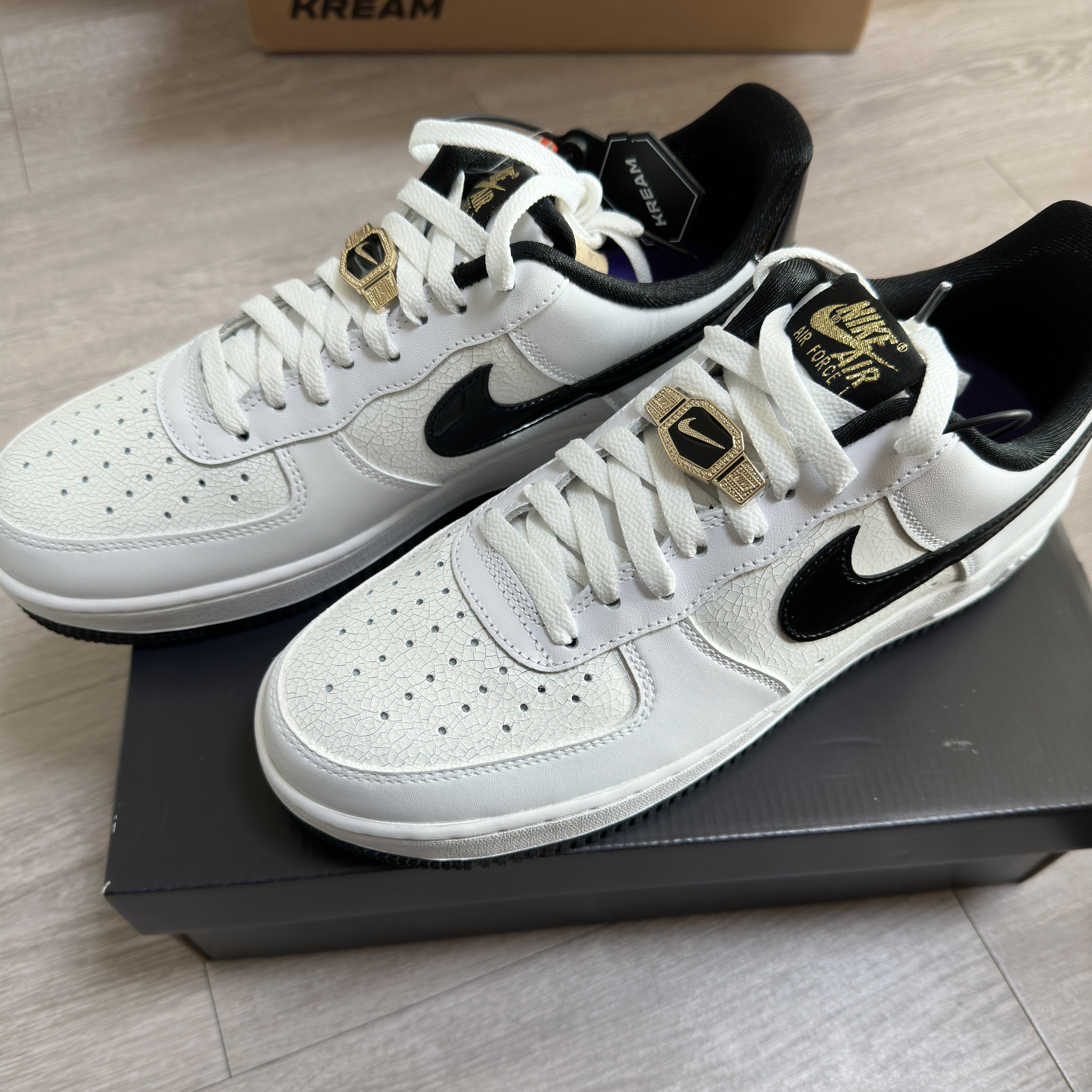 Nike Air Force 1 '07 LV8 EMB World Champions White Black 착용 스타일
