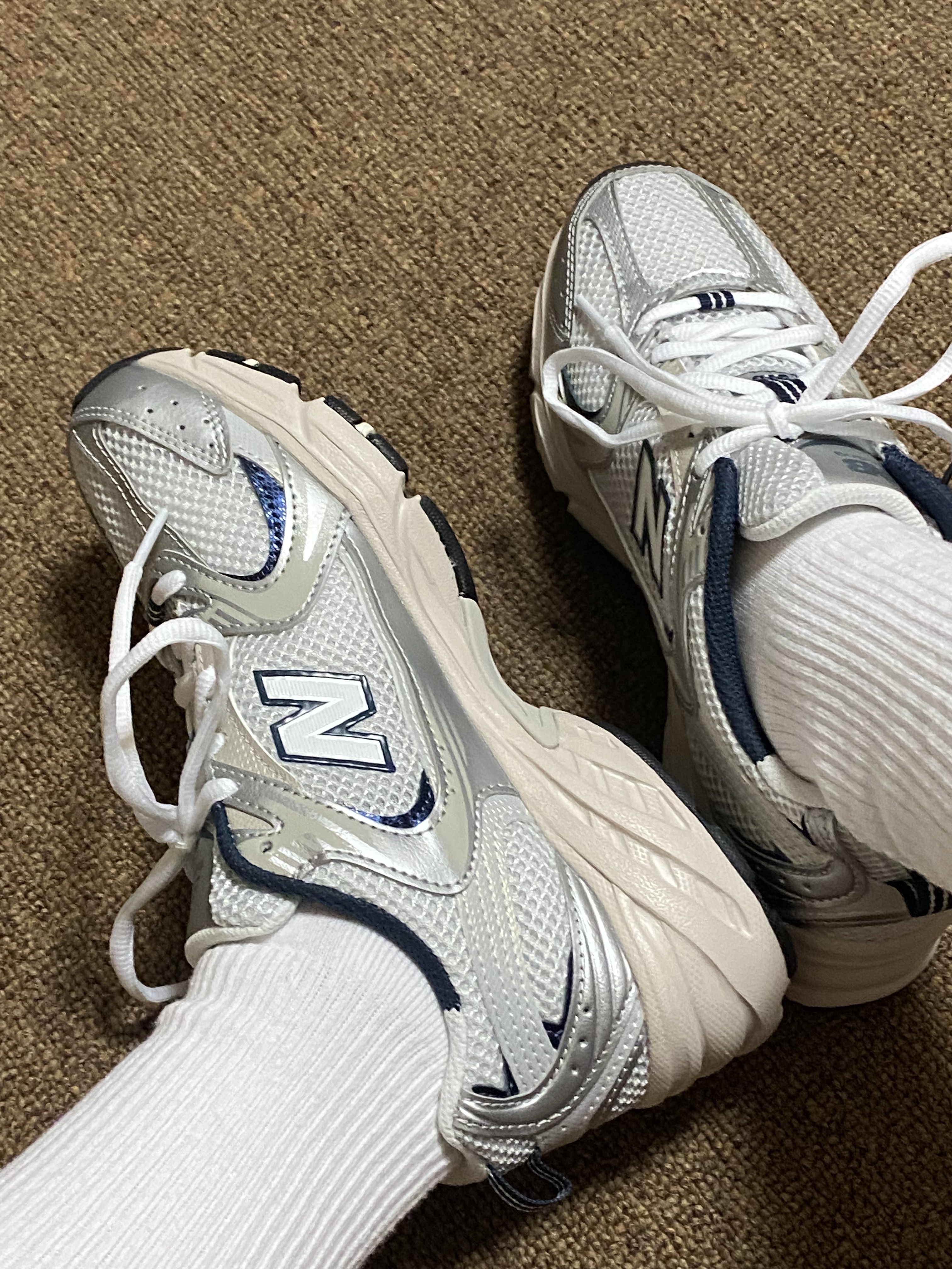 New Balance 530 Steel Grey 착용 스타일 - 2
