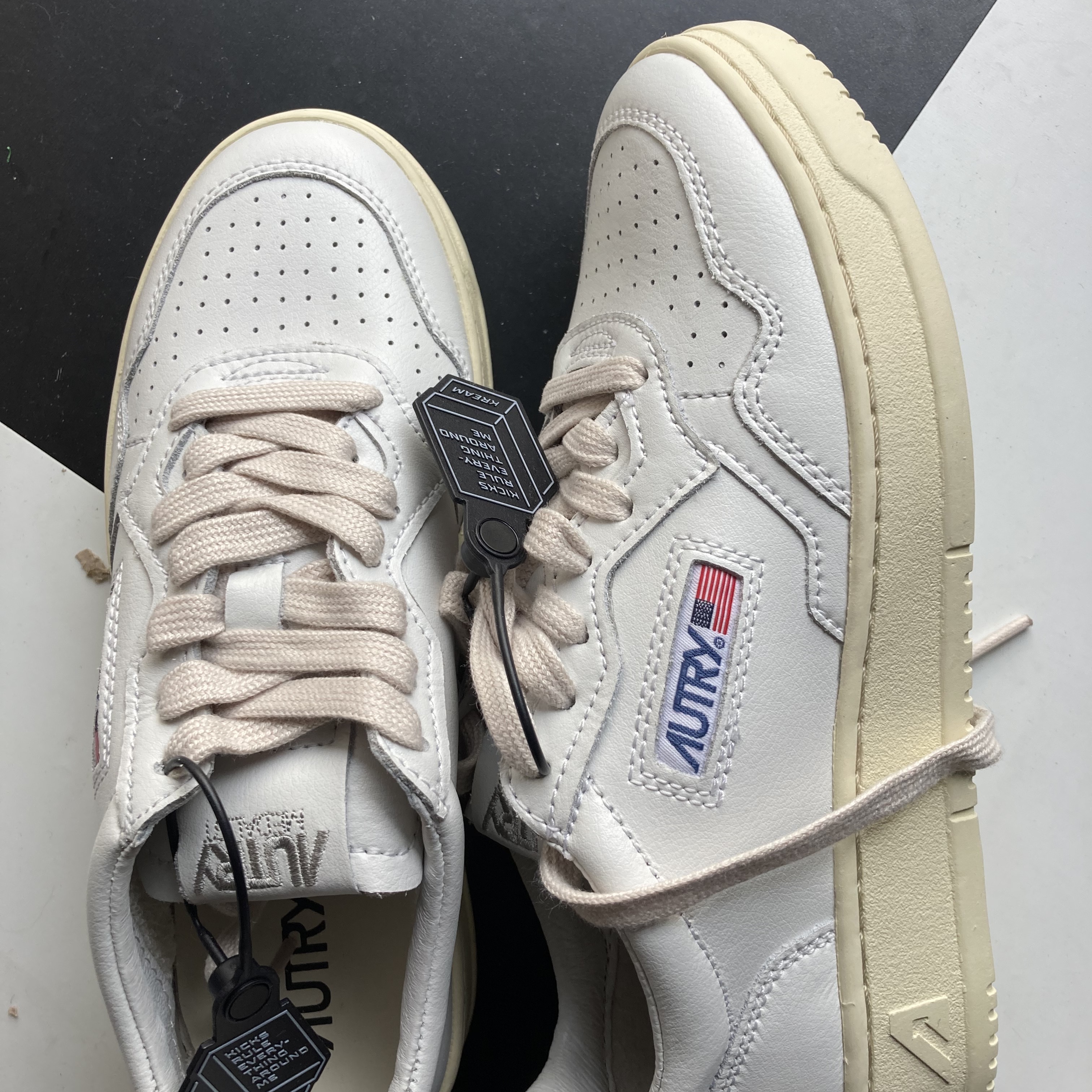 (W) Autry Medalist Low Leather Sneakers White 착용 스타일